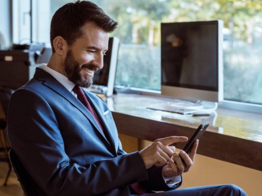 Muž si pomocí svého chytrého telefonu a aplikace Mercedes me Service zarezervuje termín u svého partnera Mercedes-Benz.