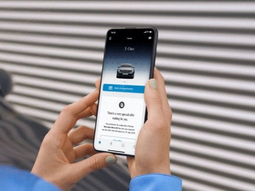 Pomocí chytrého telefonu a aplikace Mercedes me Service je zarezervován termín u partnera Mercedes-Benz.