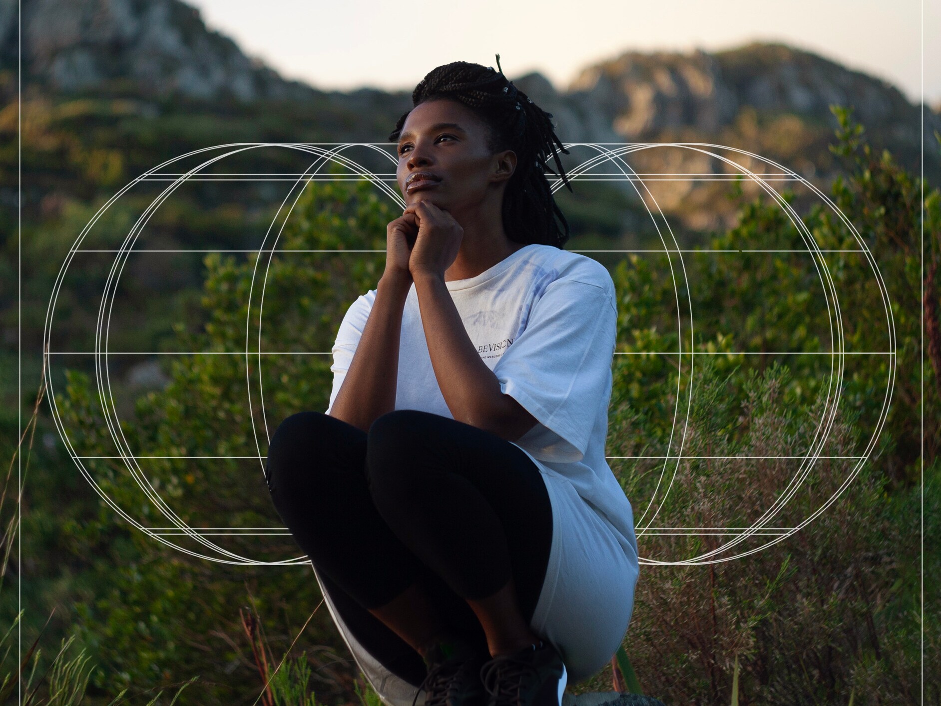 Žena zezadu při západu slunce v tričku beVisioneers.