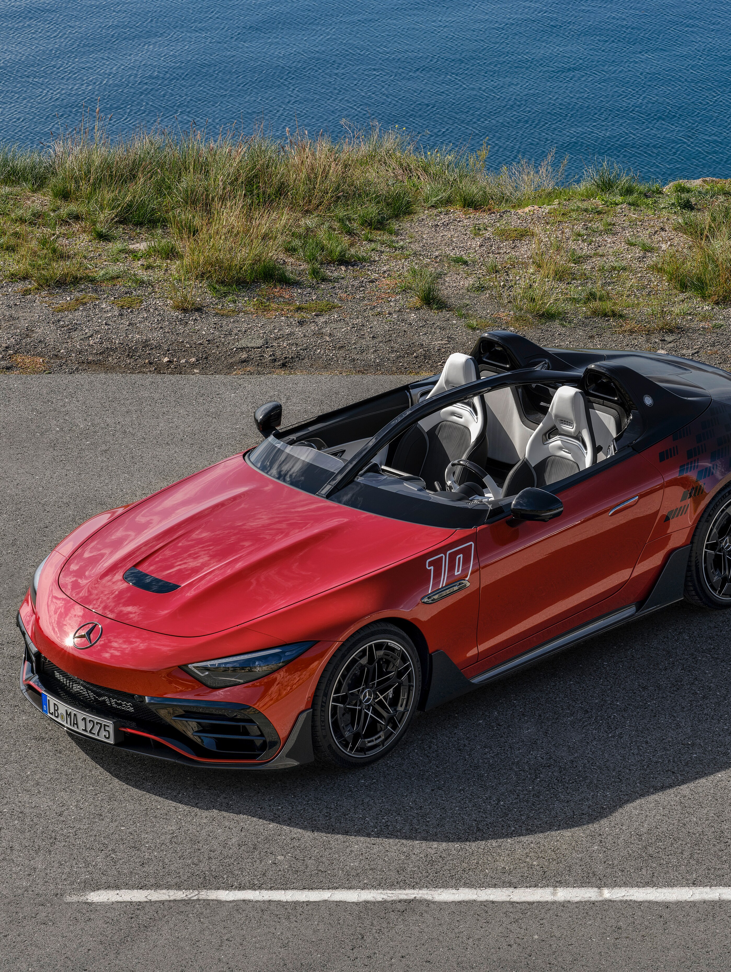 Mercedes-AMG PureSpeed – exkluzivní dvoumístný roadster zaparkovaný u moře.