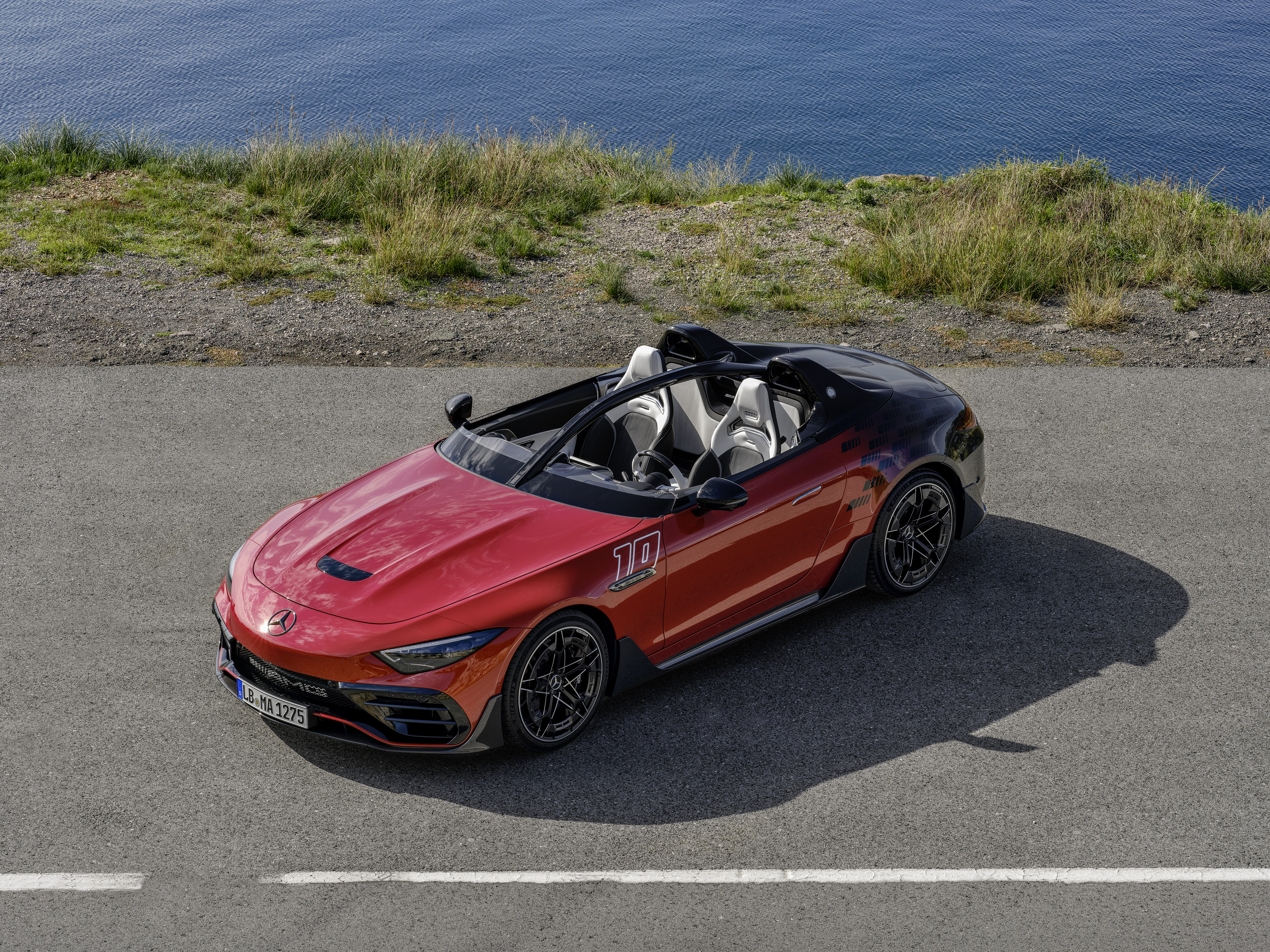 Mercedes-AMG PureSpeed | Dvoumístný roadster u moře | Mercedes-AMG Mercedes-AMG PureSpeed – exkluzivní dvoumístný roadster zaparkovaný u moře.