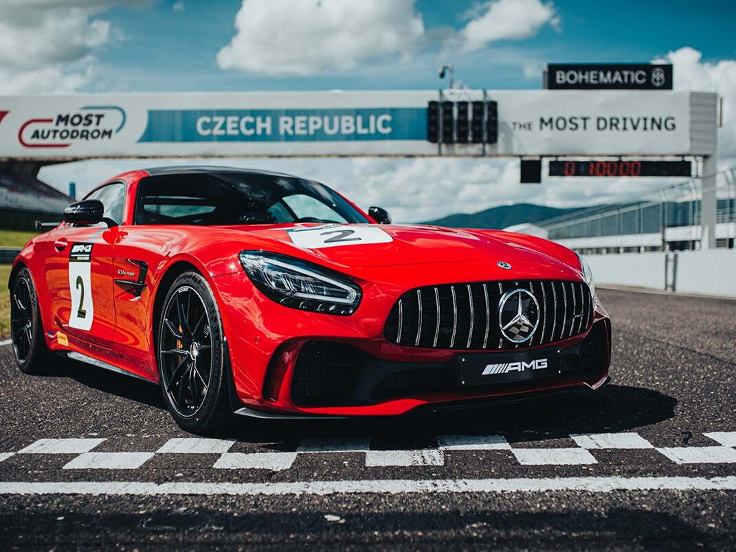 Na obrázku je vozidlo Mercedes-AMG na závodní trati.