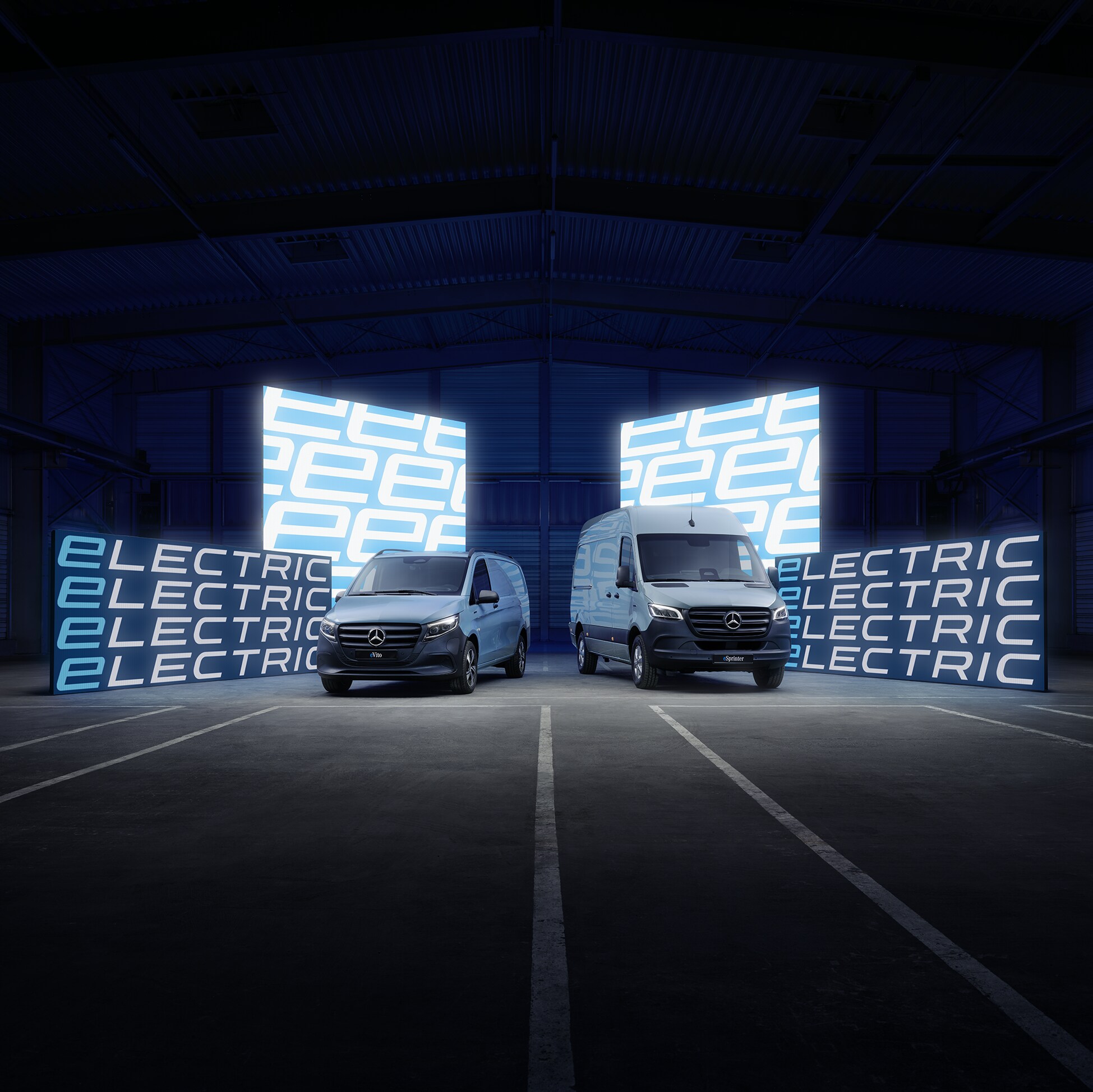 Zaparkované elektrické doávkové vozy Mercedes-Benz a jedno se nabíjí.