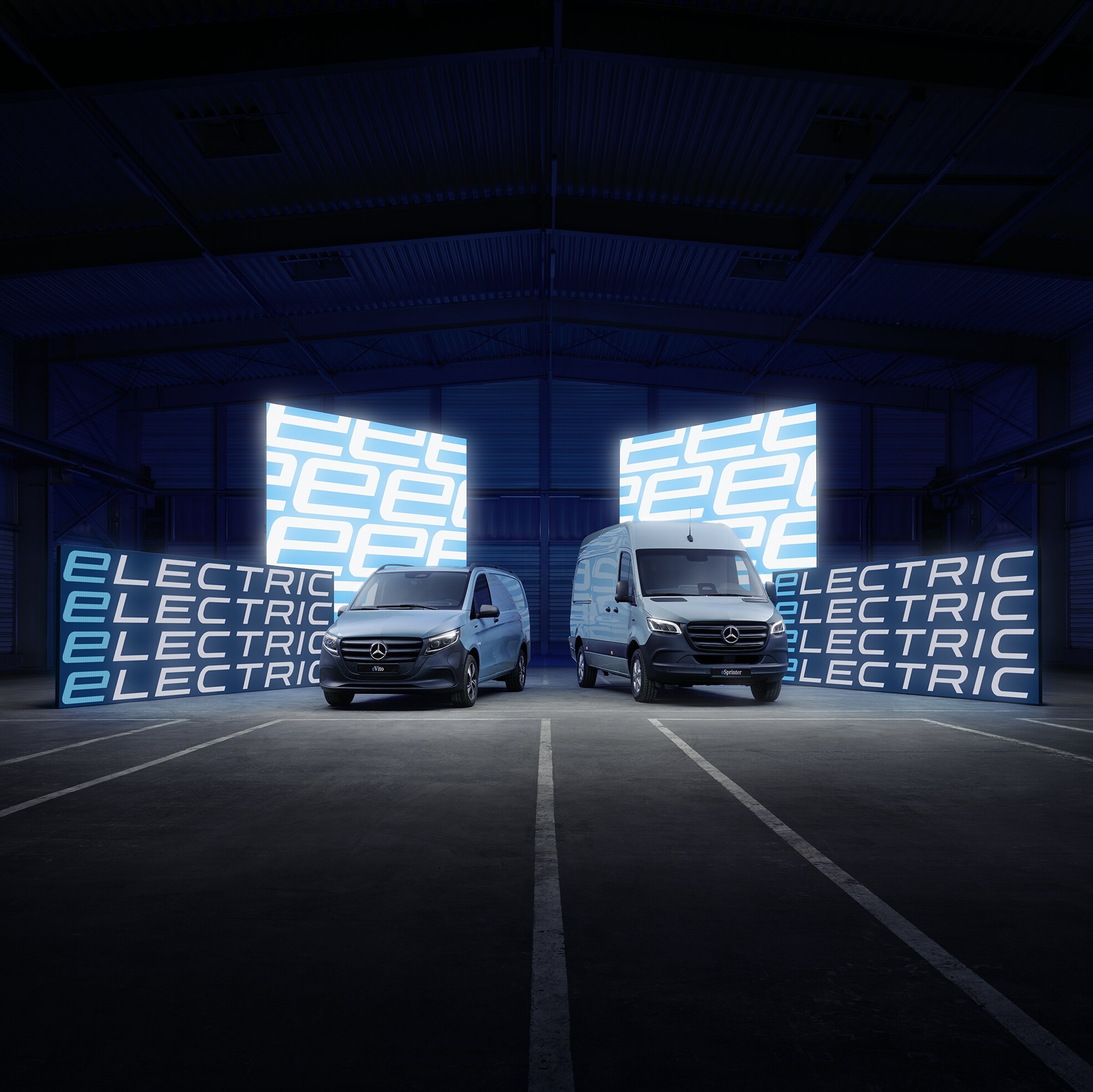 Zaparkované elektrické doávkové vozy Mercedes-Benz a jedno se nabíjí.