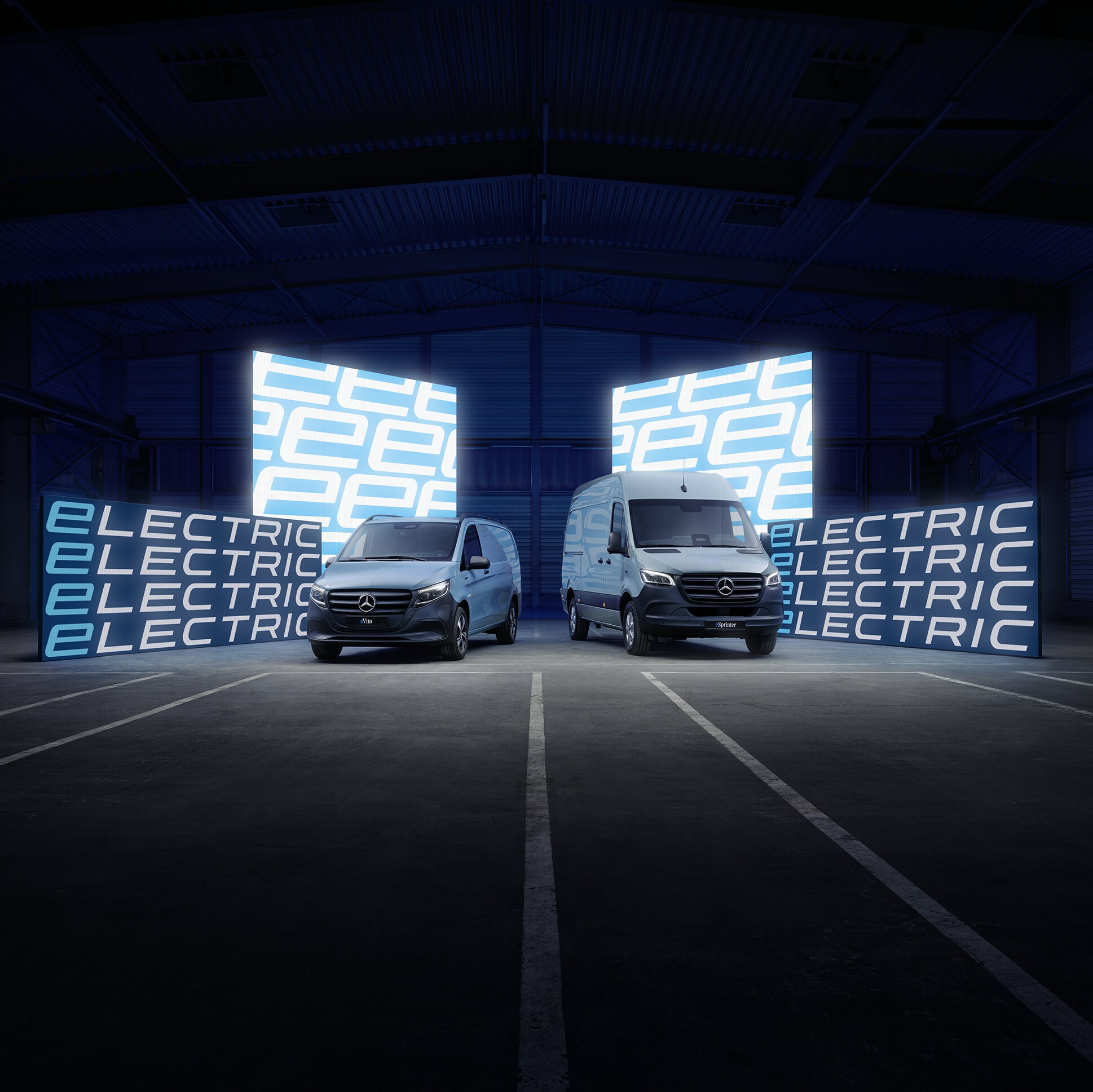 Zaparkované elektrické doávkové vozy Mercedes-Benz a jedno se nabíjí.