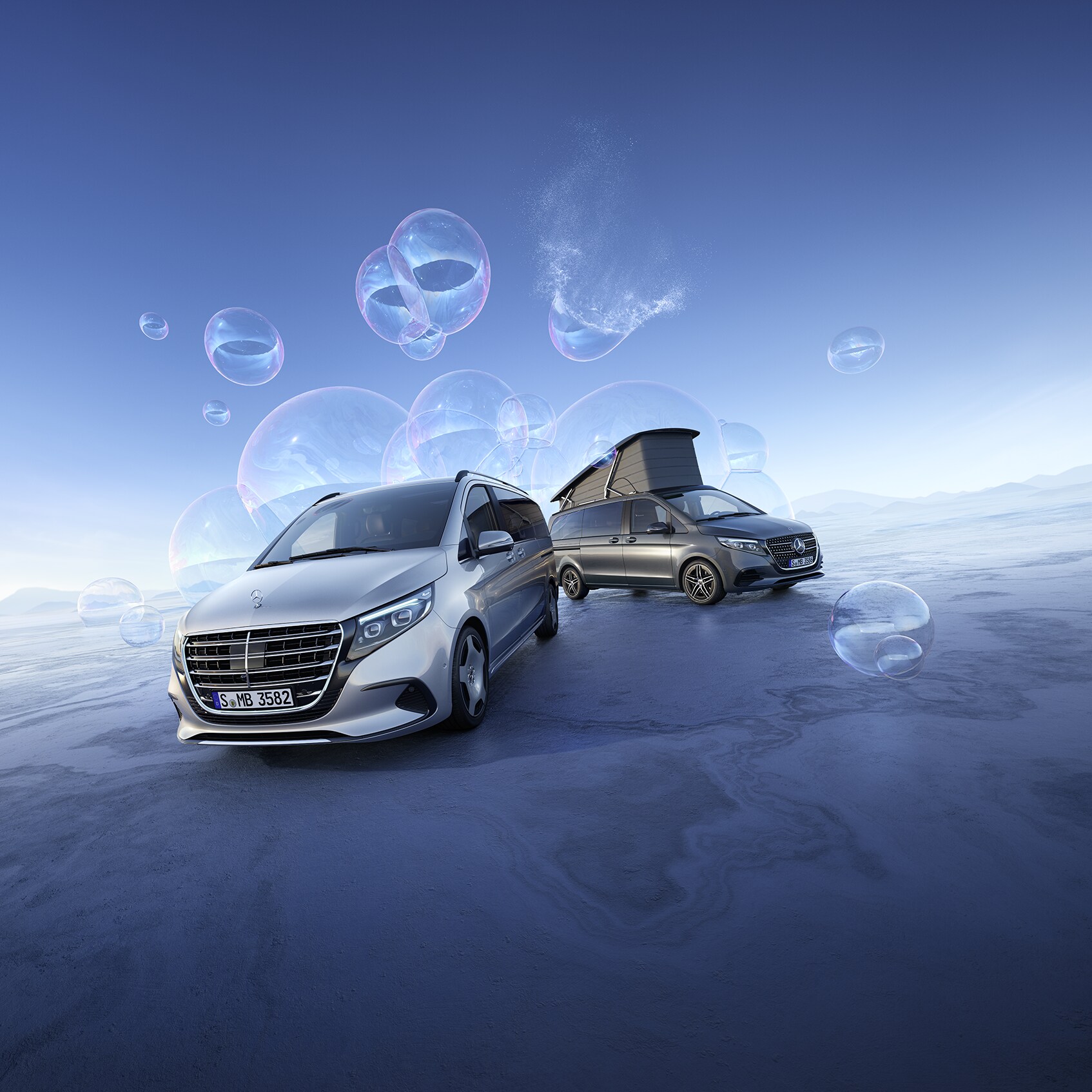 Dodávkový vůz Vito a obytný vůz Marco Polo Mercedes-Benz na skalnatém pobřeží.