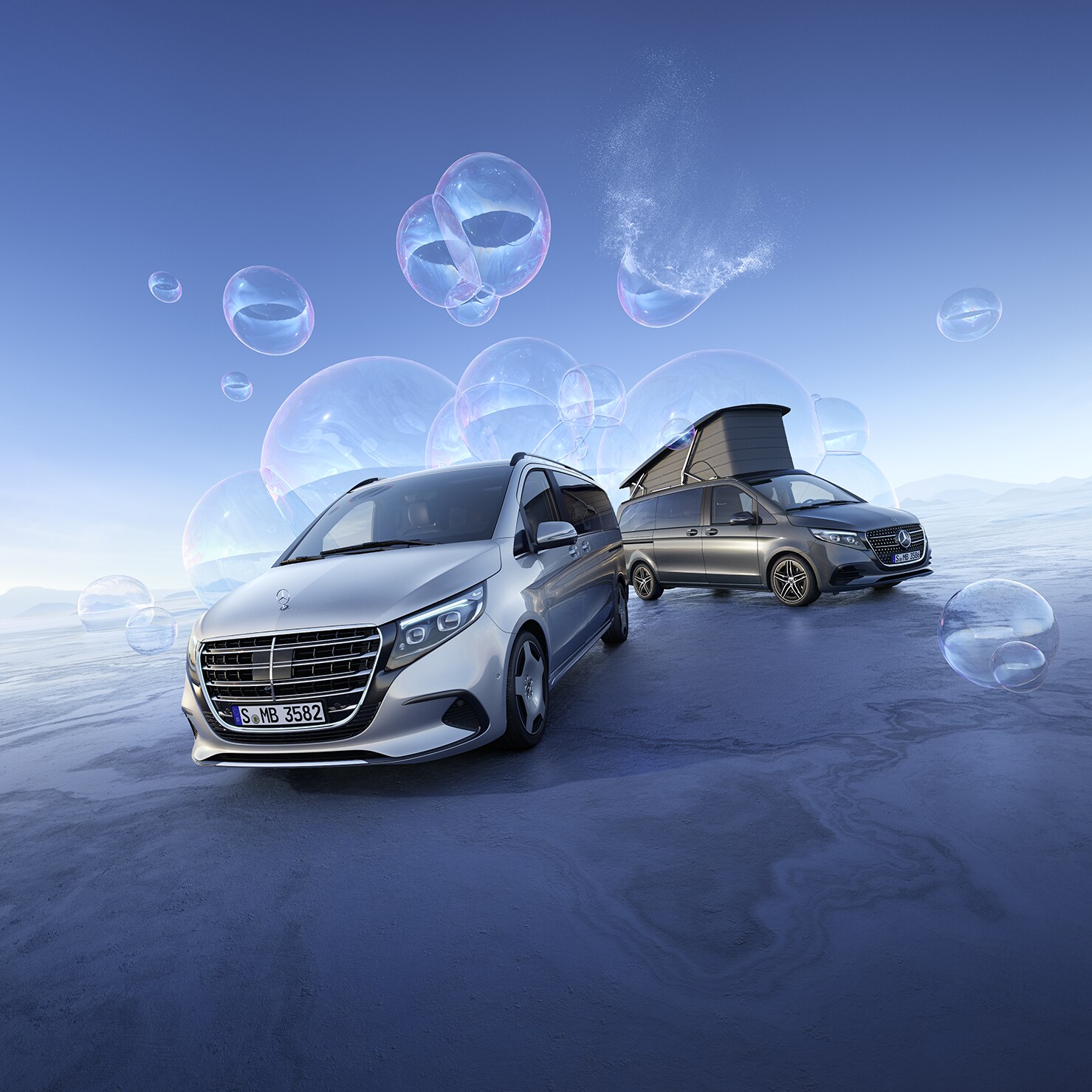 Dodávkový vůz Vito a obytný vůz Marco Polo Mercedes-Benz na skalnatém pobřeží.