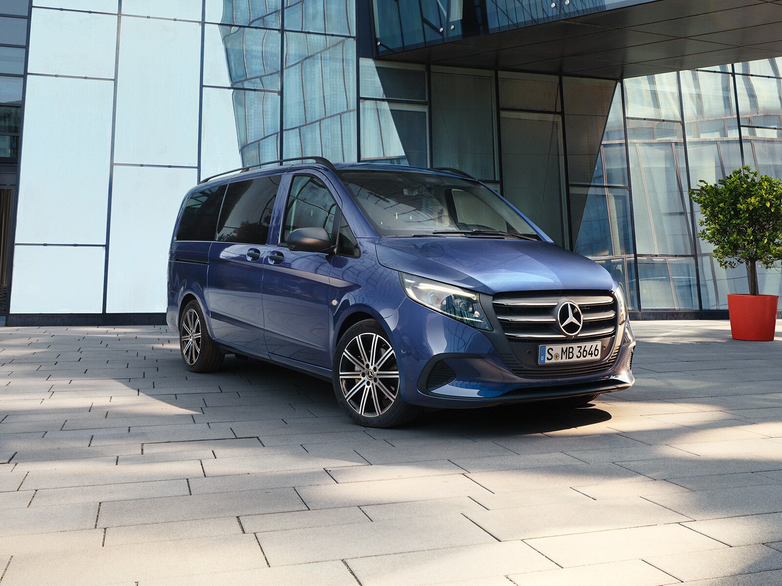 Modré vozidlo Mercedes-Benz Vito z akční edice s výhodným financováním.