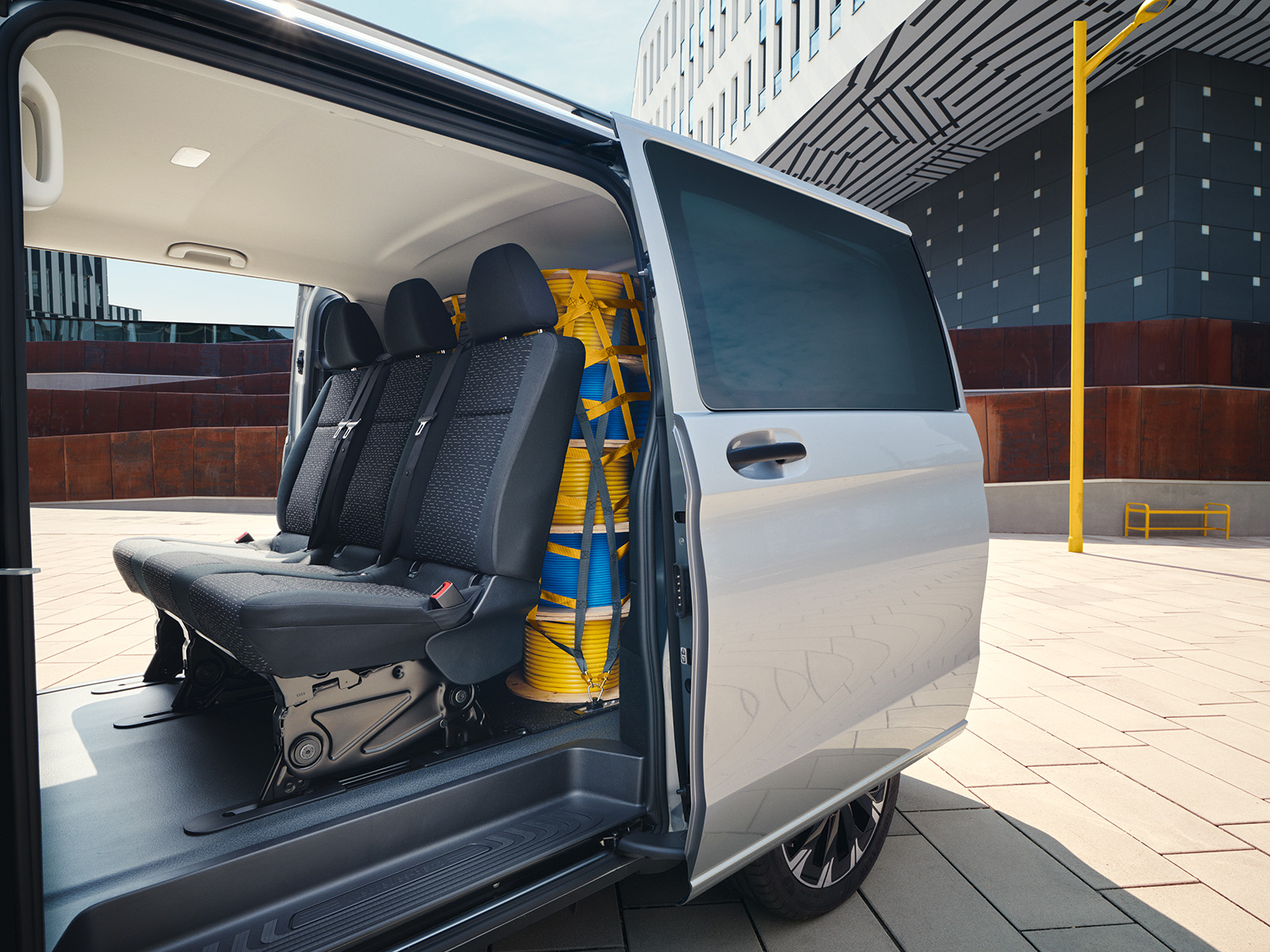 Interiér a nákladový prostor Mercedes-Benz Vito Pohled do nákladového a cestovního prostoru vozidla Mercedes-Benz Vito s otevřenými dveřmi.