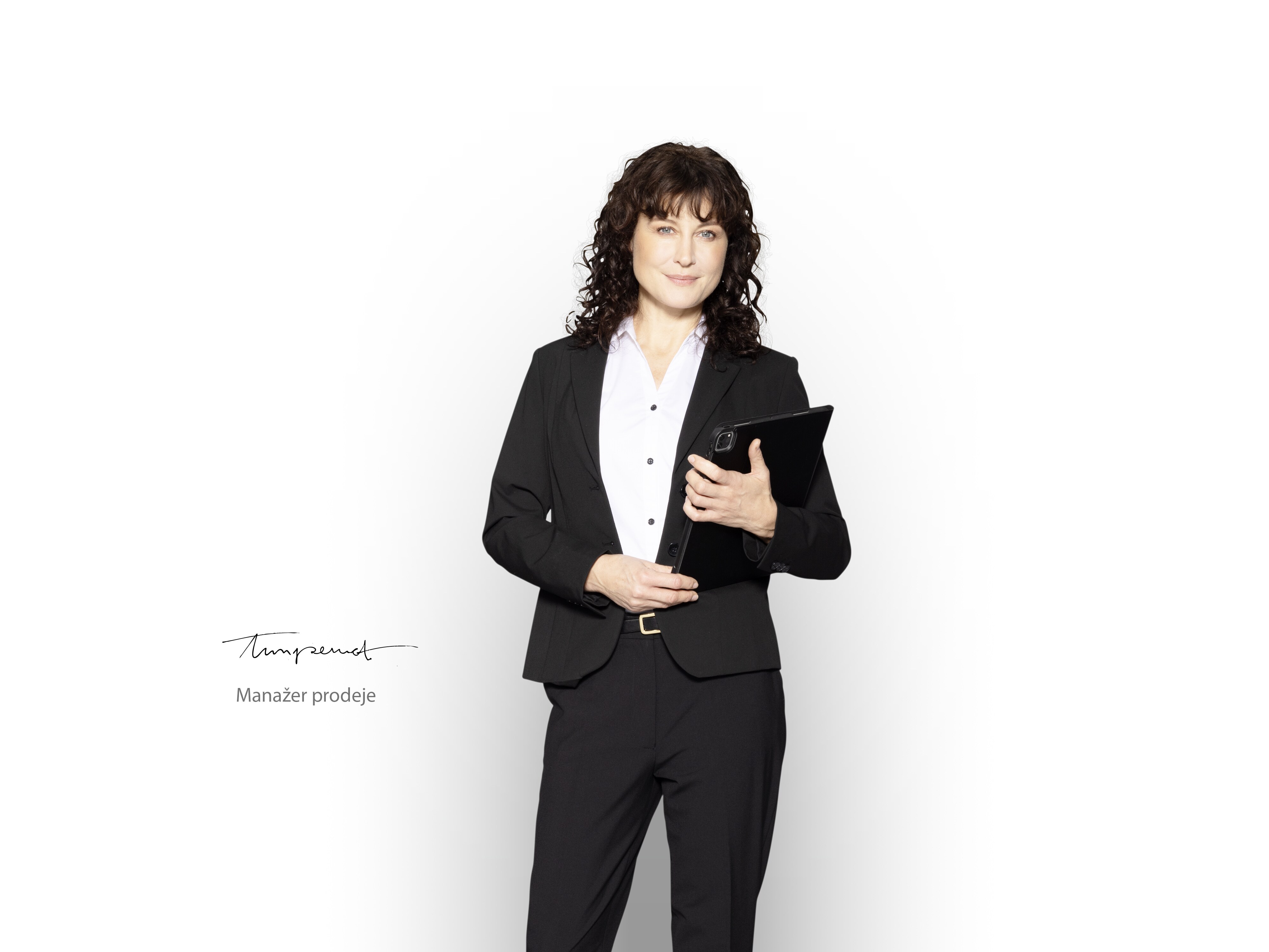 Manažerka prodeje Mercedes-Benz s&nbsp;tabletem v&nbsp;ruce, připravená informovat o&nbsp;garanci na nové vozidlo.