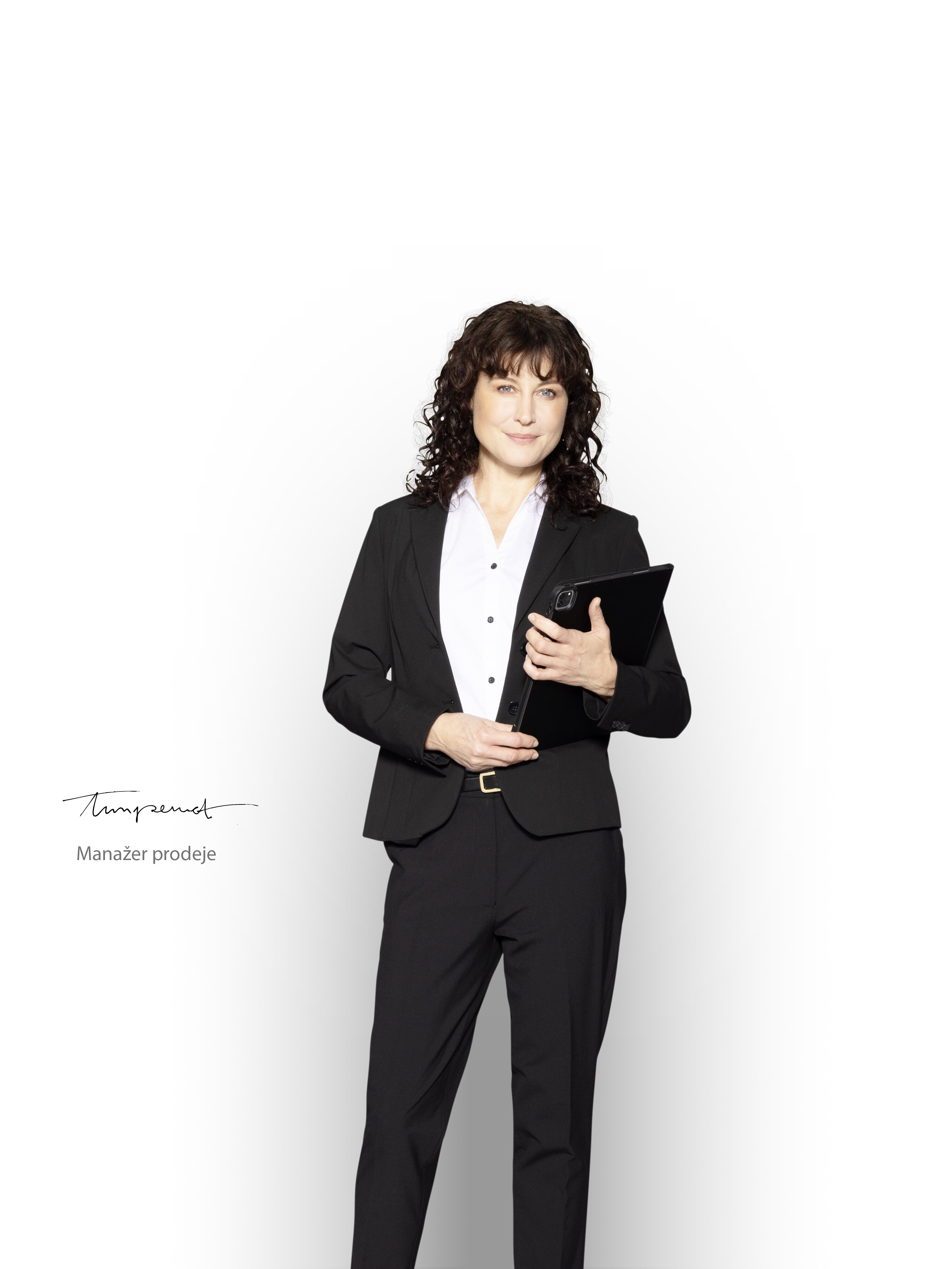 Manažer prodeje Mercedes-Benz s&nbsp;tabletem připravený informovat o&nbsp;servisních smlouvách.