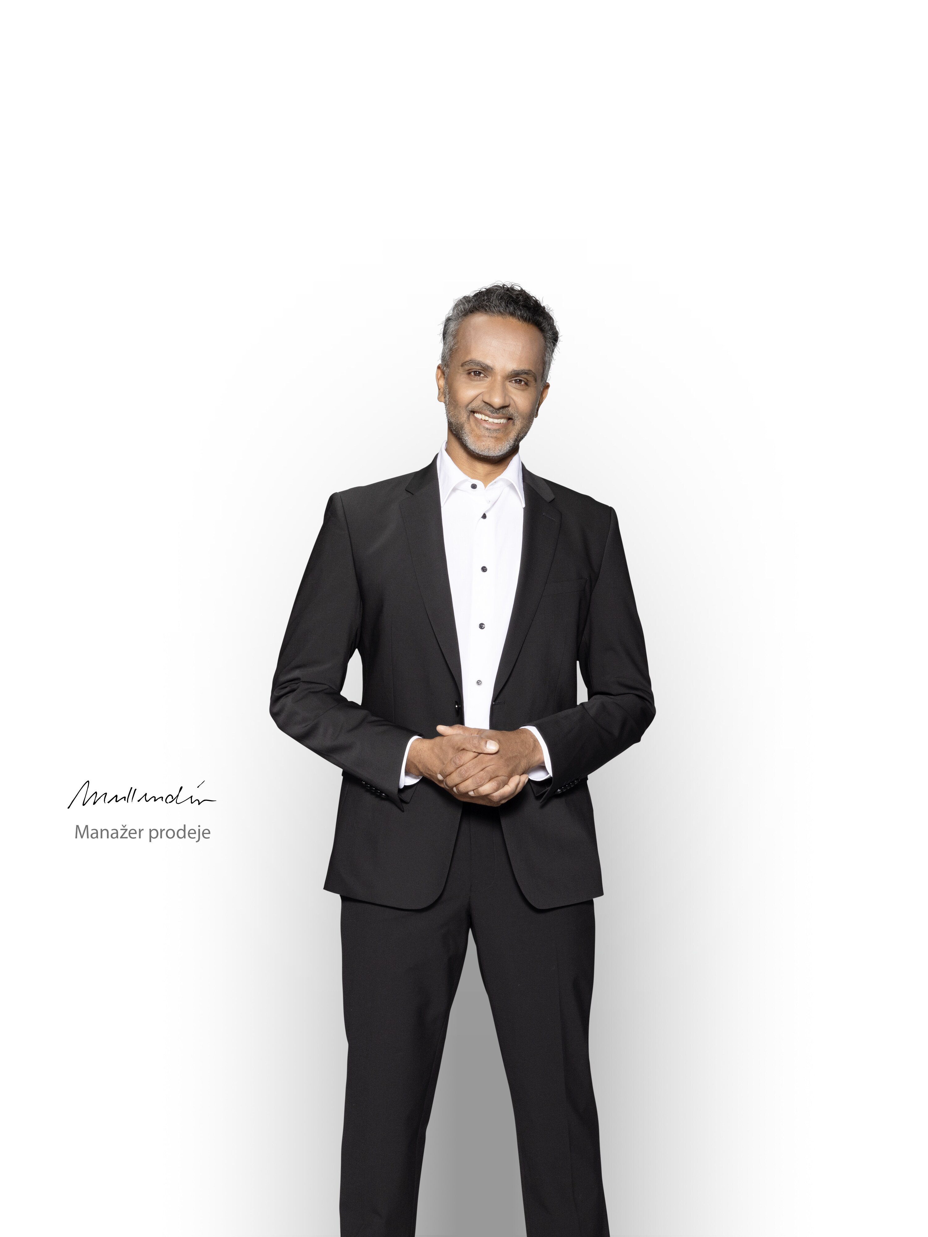 Kompetentní manažer prodeje stojí a&nbsp;usmívá se a&nbsp;je připraven Vám pomoci s&nbsp;Vaším elektrickým dodávkovým vozidlem Mercedes-Benz.