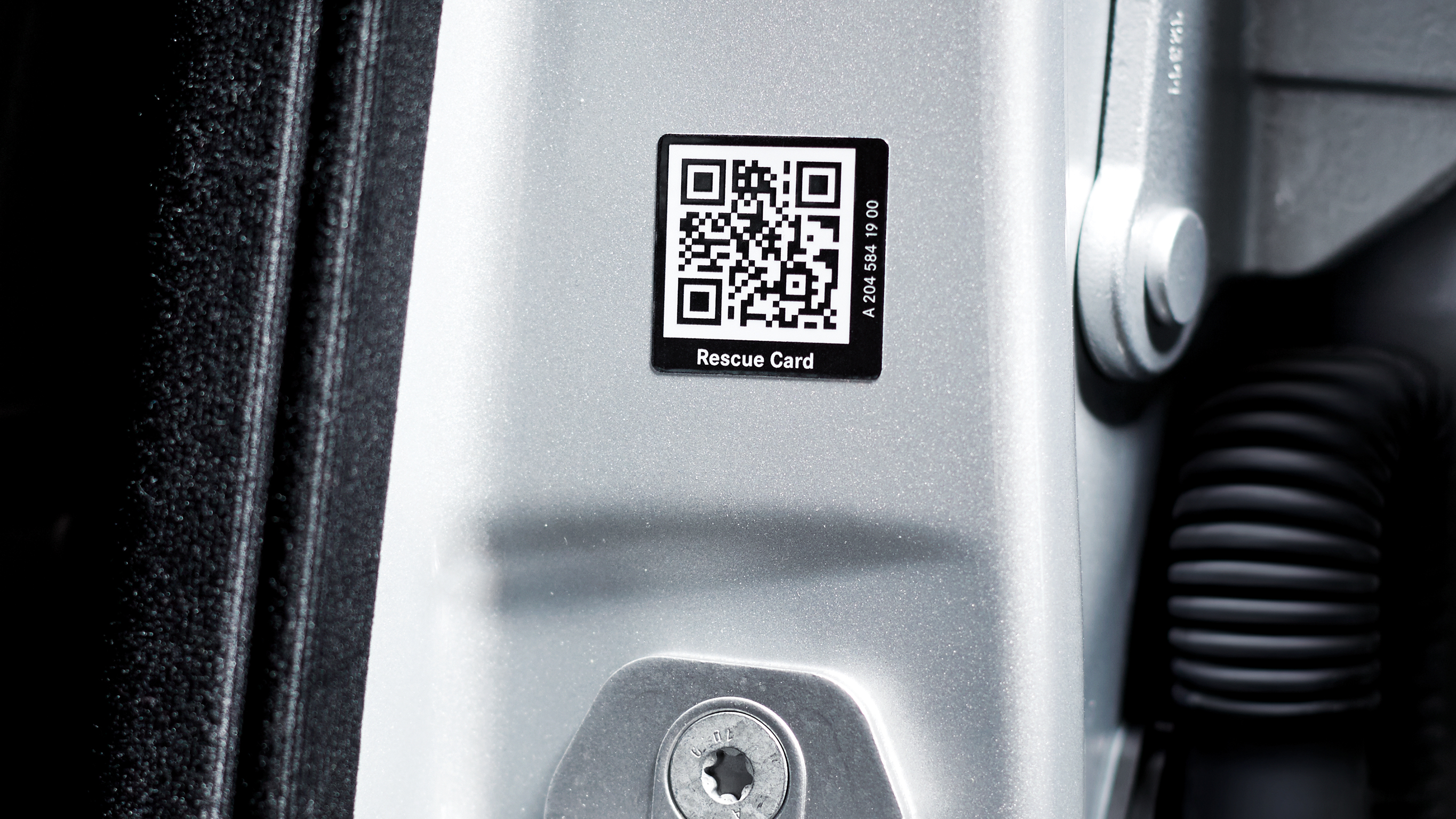 Záchranářská nálepka | Mercedes-Benz Záchranářská nálepka v rámu dveří Vašeho vozu Mercedes-Benz nabízí ten správný přehled pro co nejrychlejší záchranu.