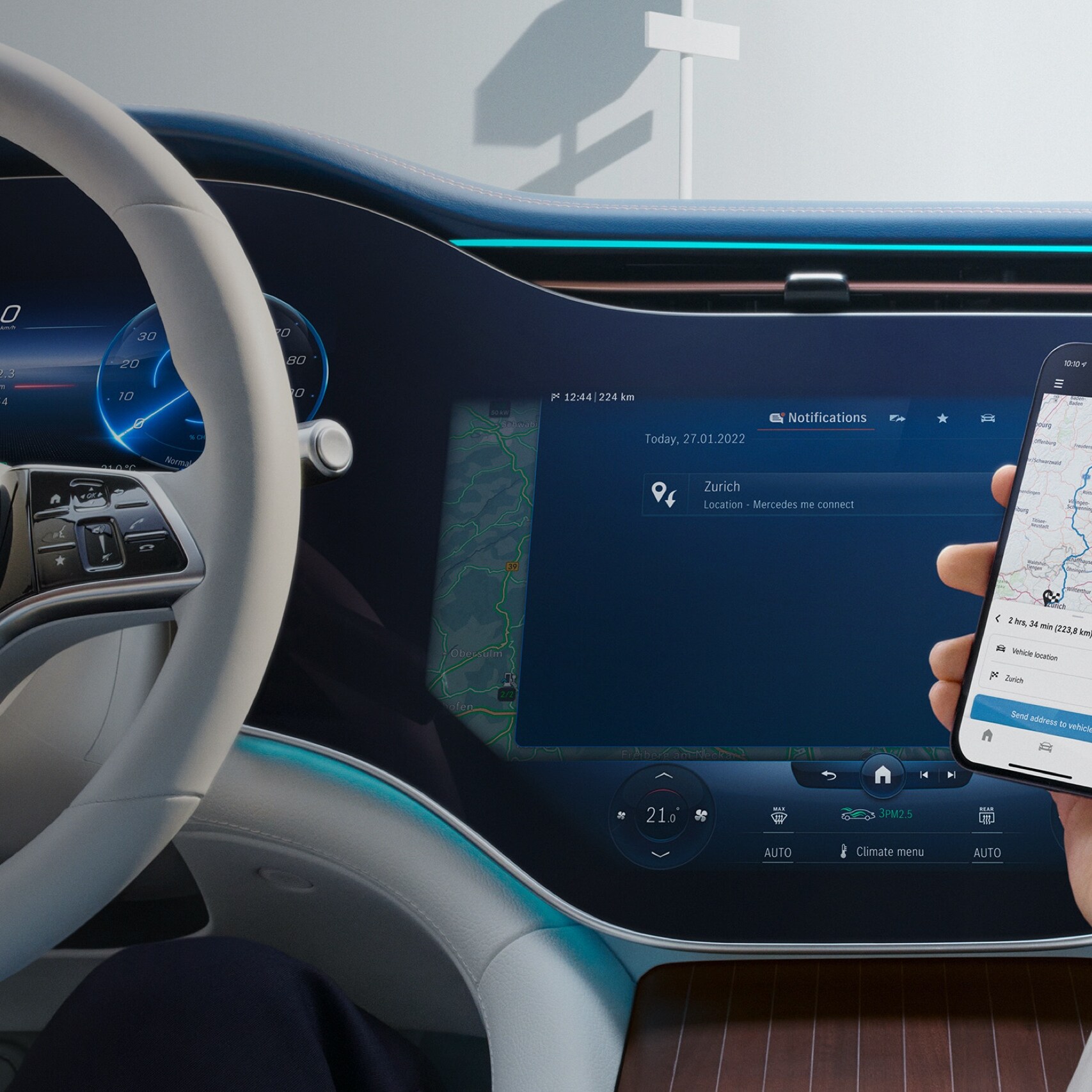 Muž otevírá na svém chytrém telefonu aplikaci Mercedes-Benz.