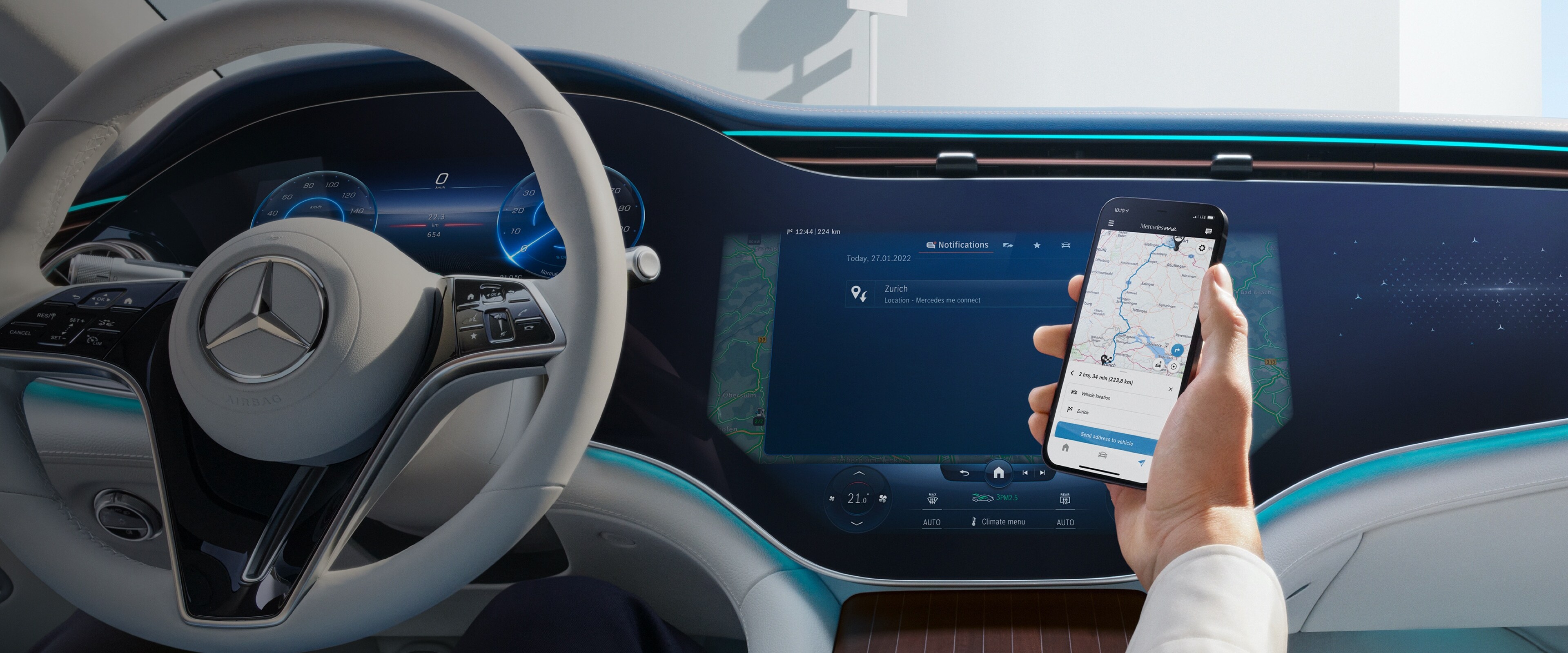 Muž otevírá na svém chytrém telefonu aplikaci Mercedes-Benz.