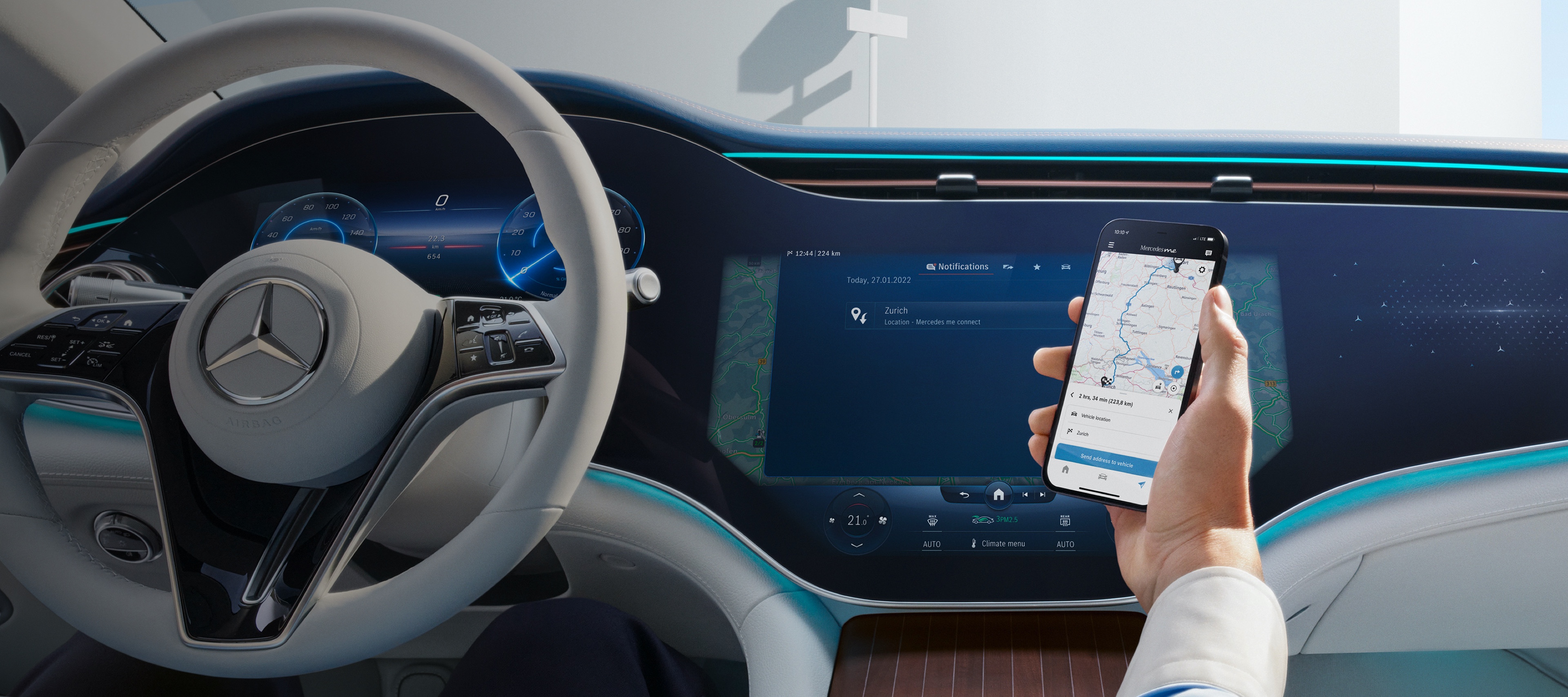 Aplikace | Mercedes-Benz Muž otevírá na svém chytrém telefonu aplikaci Mercedes-Benz.