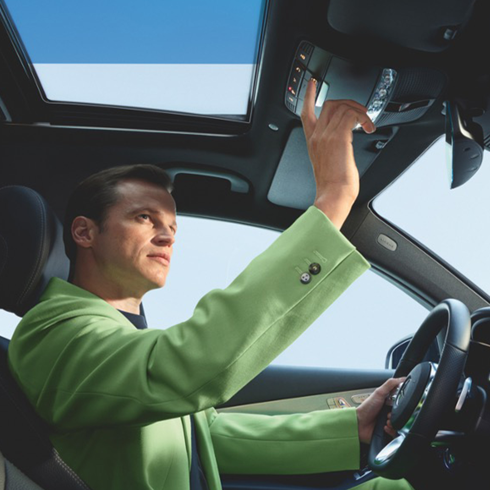 Systém tísňového volání Mercedes-Benz | Standardní výbava | Mercedes-Benz Systém tísňového volání Mercedes-Benz jako součást standardní výbavy digitálních doplňků Mercedes-Benz.
