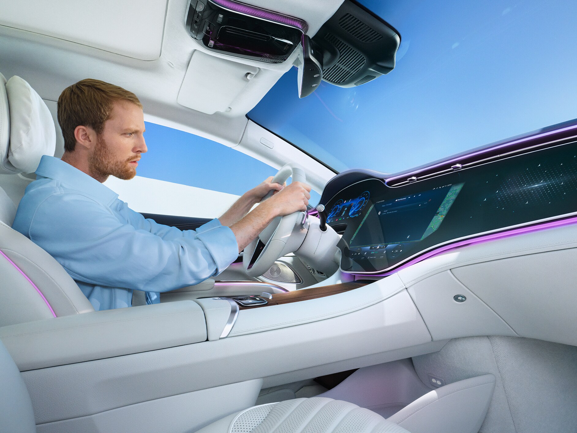 Hlasový asistent MBUX jako součást základních služeb digitálních doplňků Mercedes-Benz.