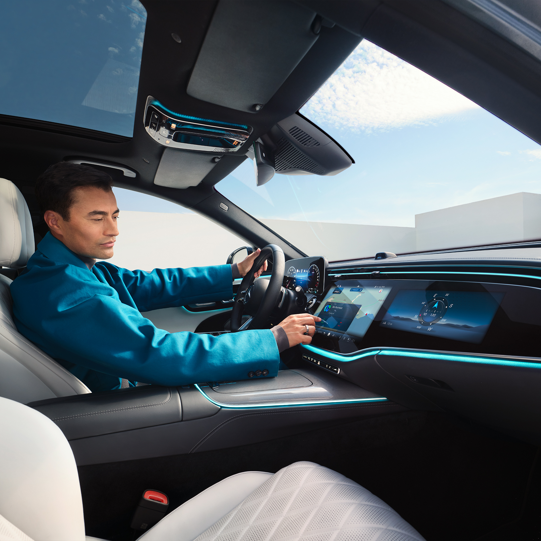 Zobrazení a hledání zvláštních cílů | Standardní výbava | Mercedes-Benz Zobrazení a hledání zvláštních cílů jako součást standardní výbavy digitálních doplňků Mercedes-Benz.