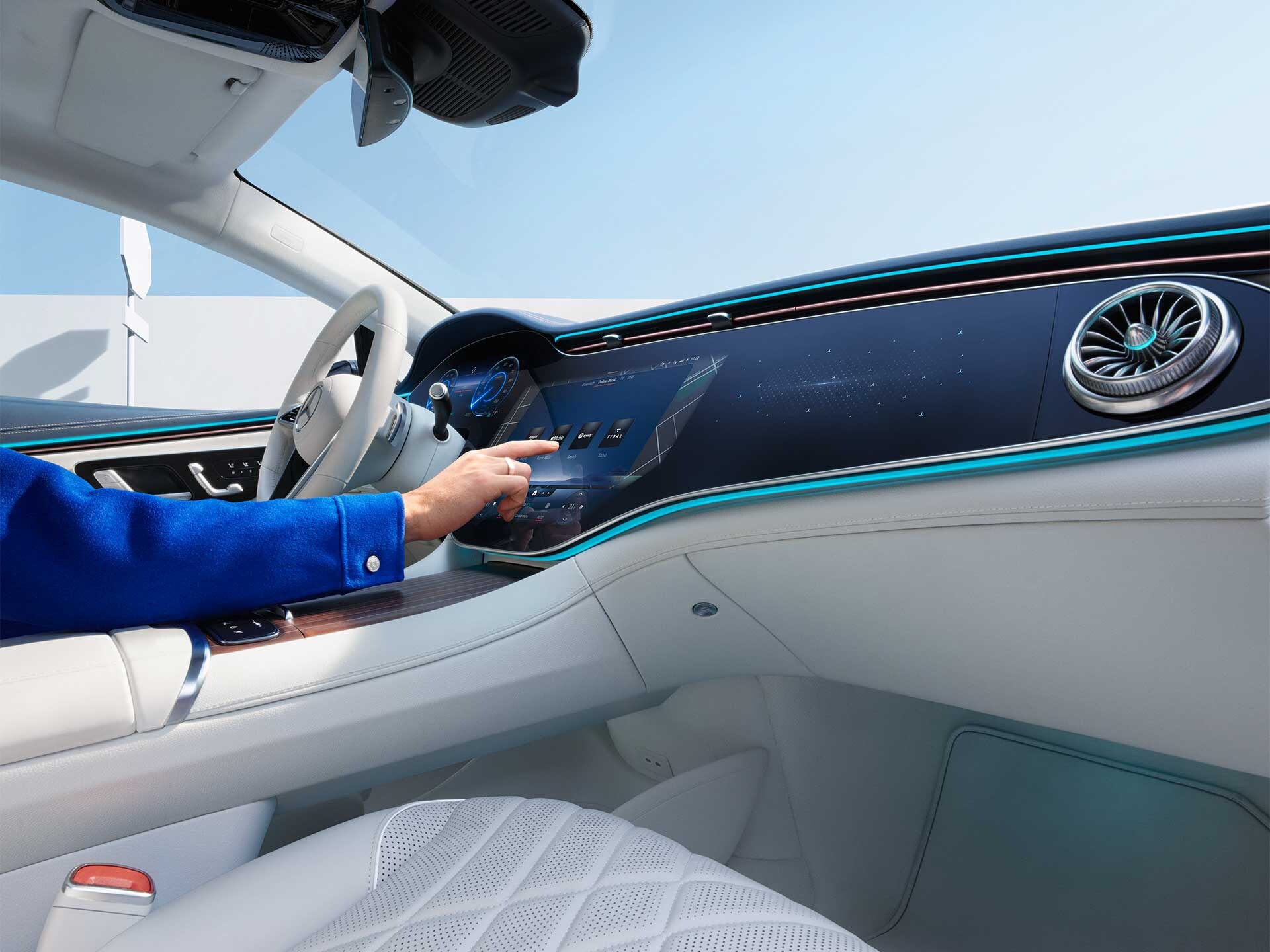 Na multimediálním systému MBUX ve voze Mercedes-Benz jsou zvoleny digitální doplňky.