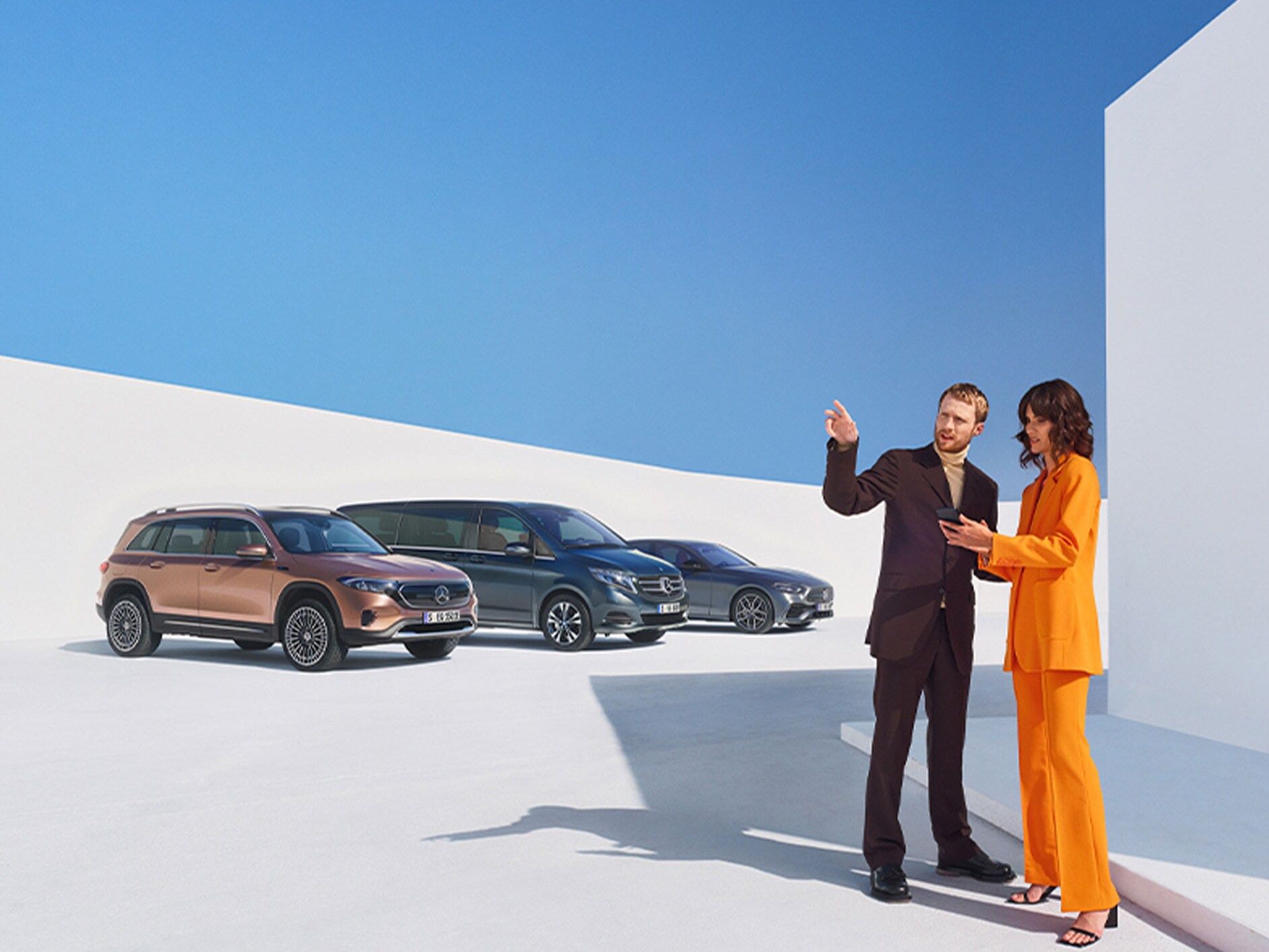 Muž a&nbsp;žena před několika vozidly Mercedes-Benz.