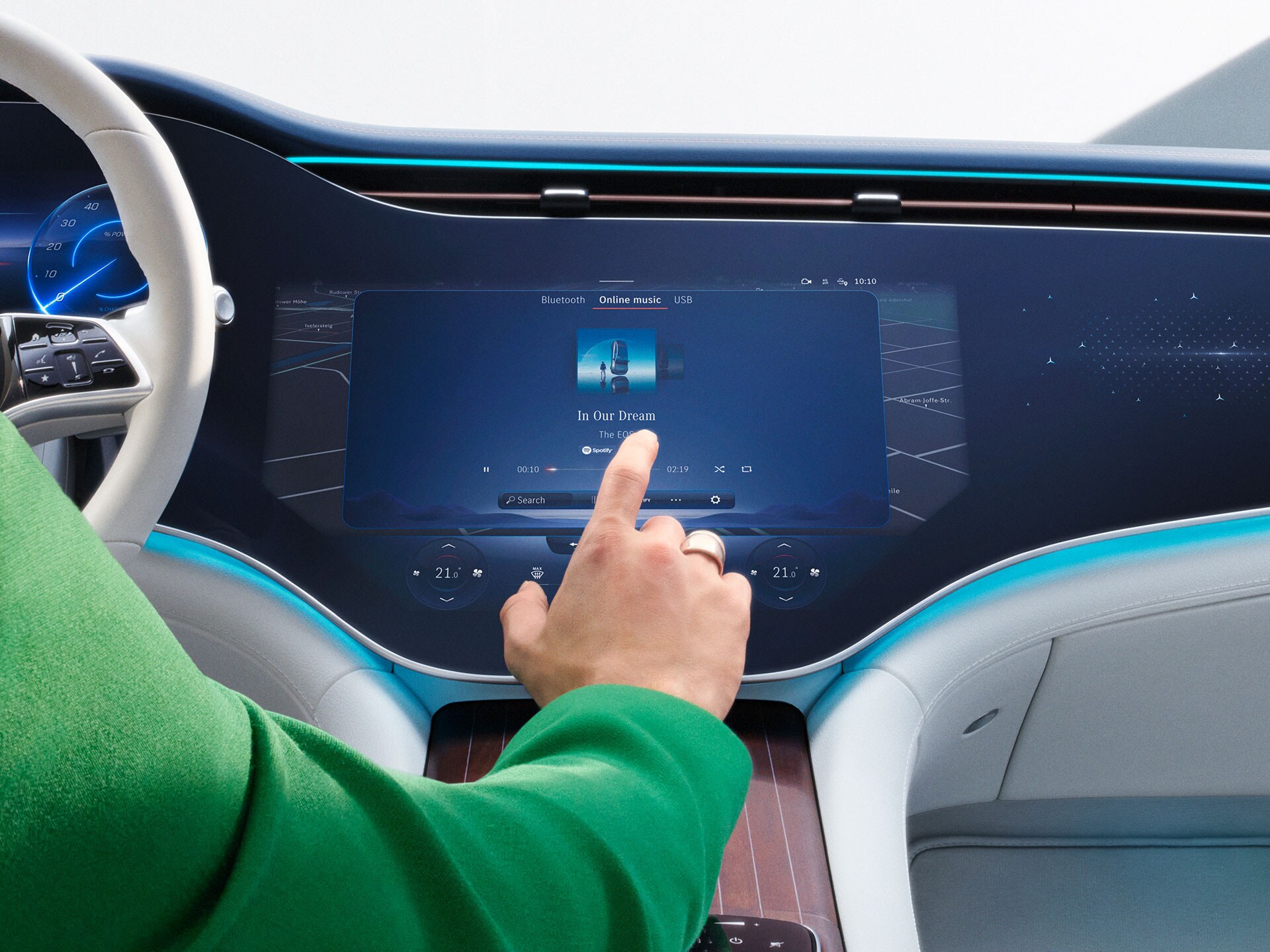 Streamování audia s&nbsp;MBUX v&nbsp;interiéru vozidla Mercedes-Benz.