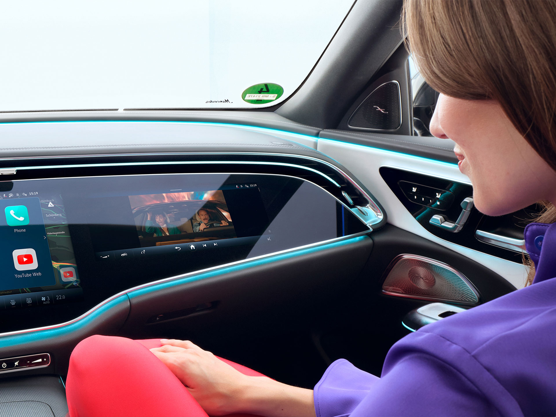 Streamování videa | Multimédia a zábava | Mercedes-Benz Streamování videa s MBUX v interiéru vozidla Mercedes-Benz.
