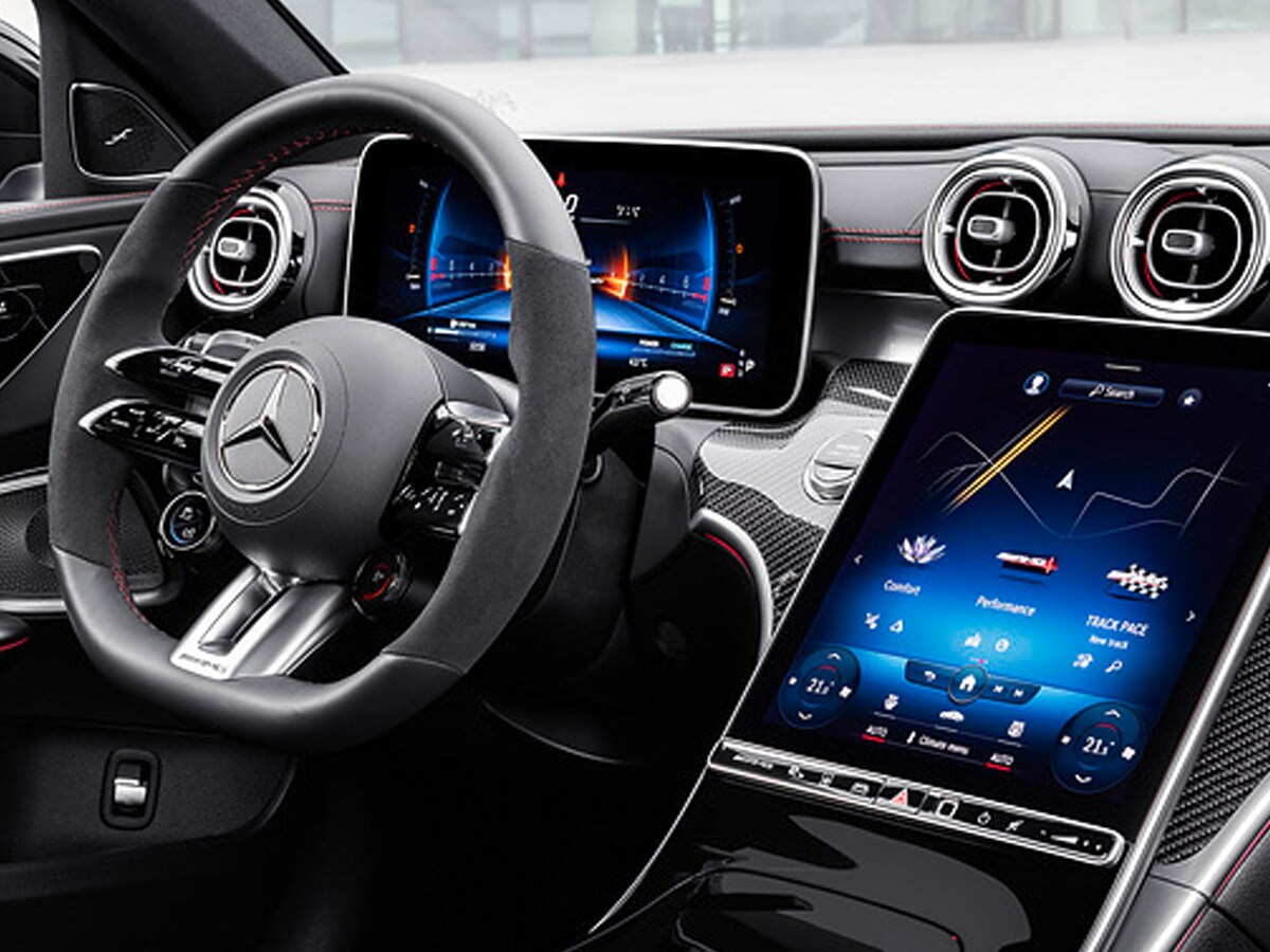 Zákazník provádí zkušební jízdu s vozidlem Mercedes-Benz