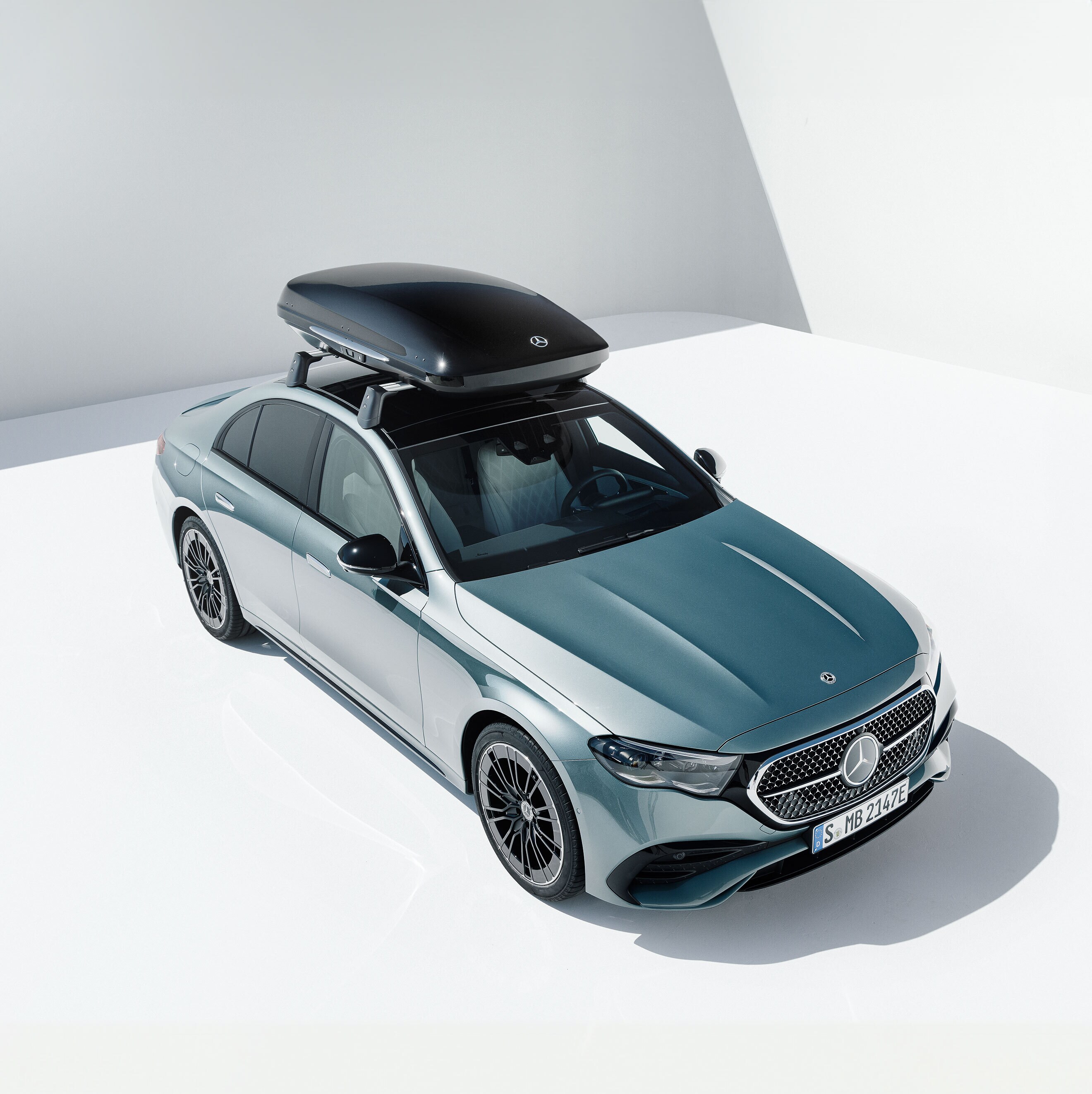 Stříbrný Mercedes-Benz s&nbsp;nosičem.