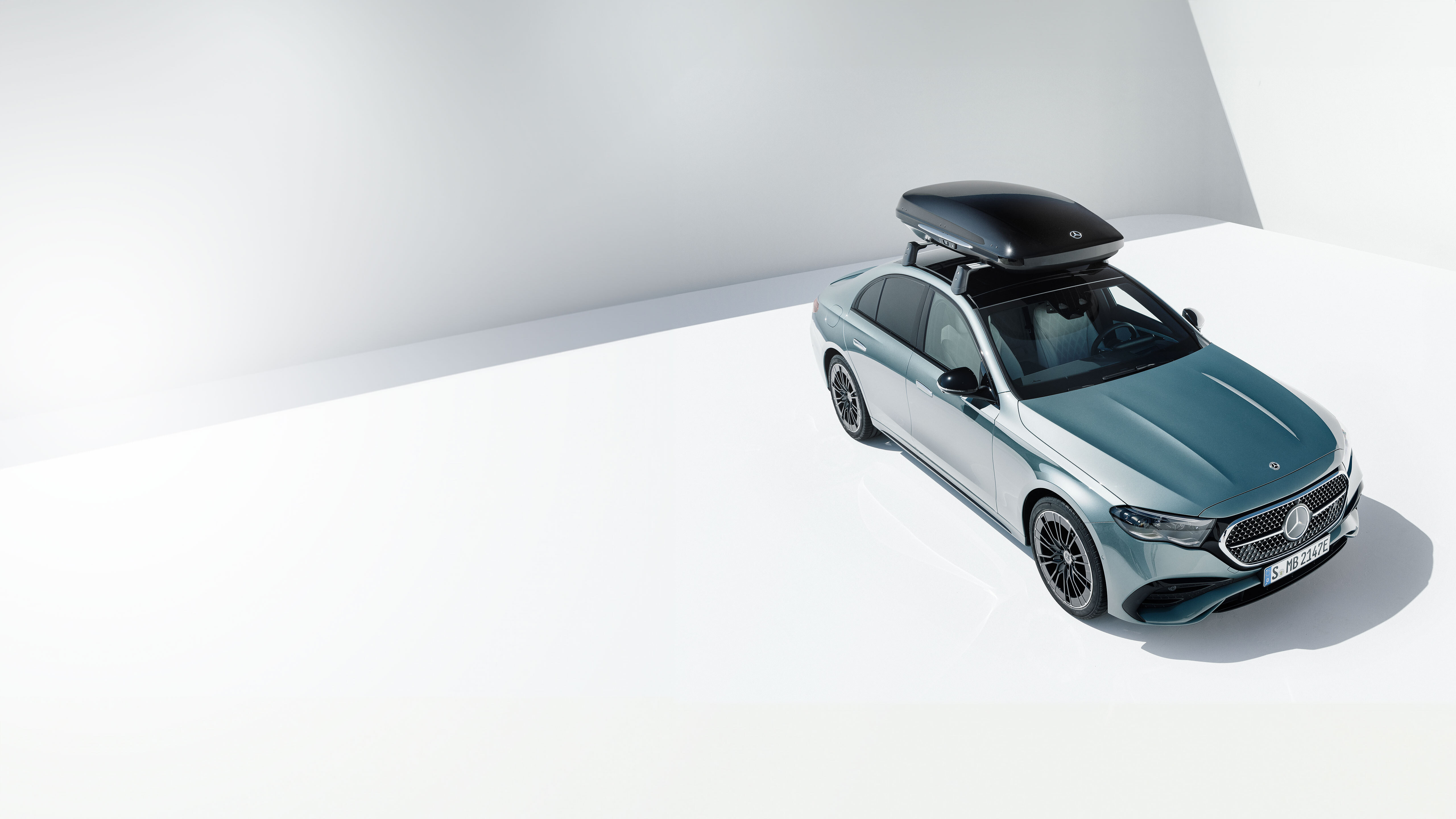 Technické příslušenství Mercedes-Benz Stříbrný Mercedes-Benz s nosičem.