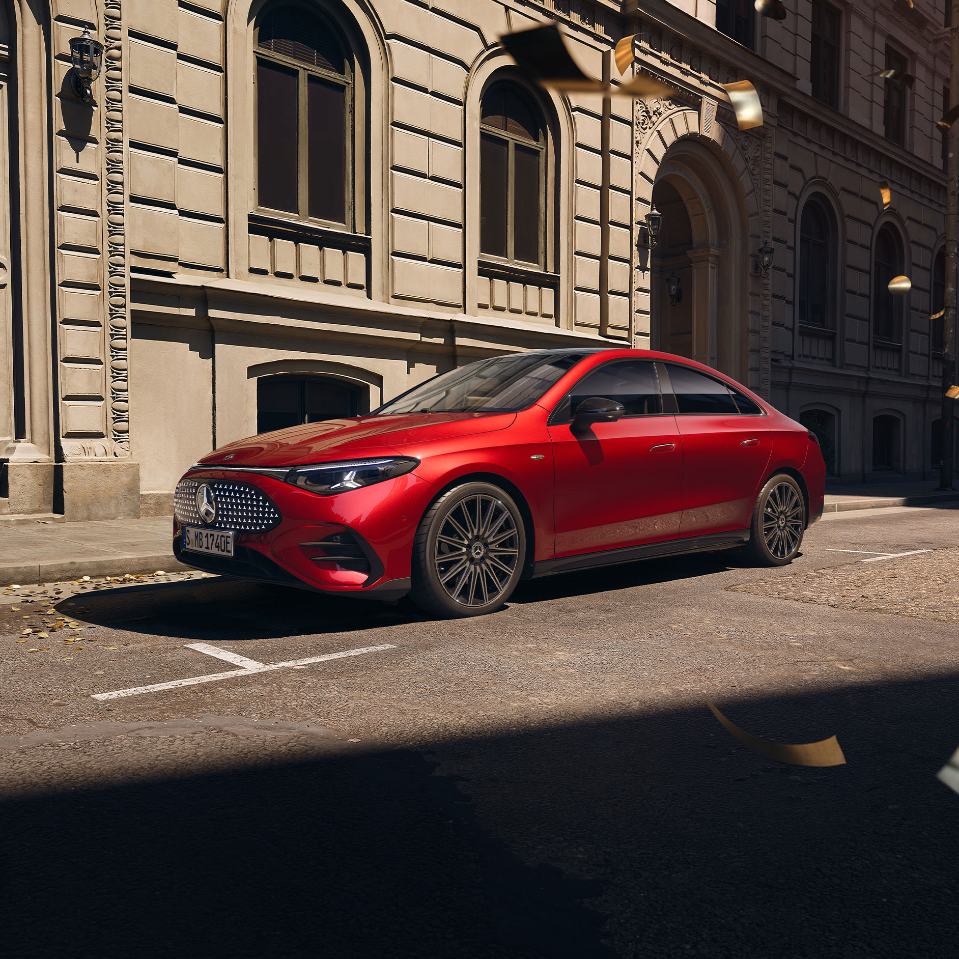 Úvěrové financovaní Agility pro Váš Mercedes-Benz Červený Mercedes-Benz CLA, z levého boku. Jede po silnici, okolo létají zlaté konfety.