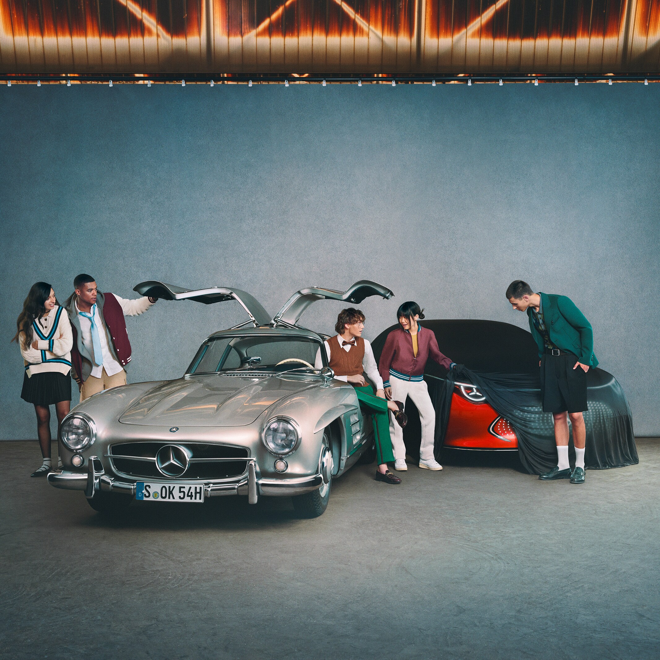 Pohled zpředu na několik vozidel Mercedes-Benz.