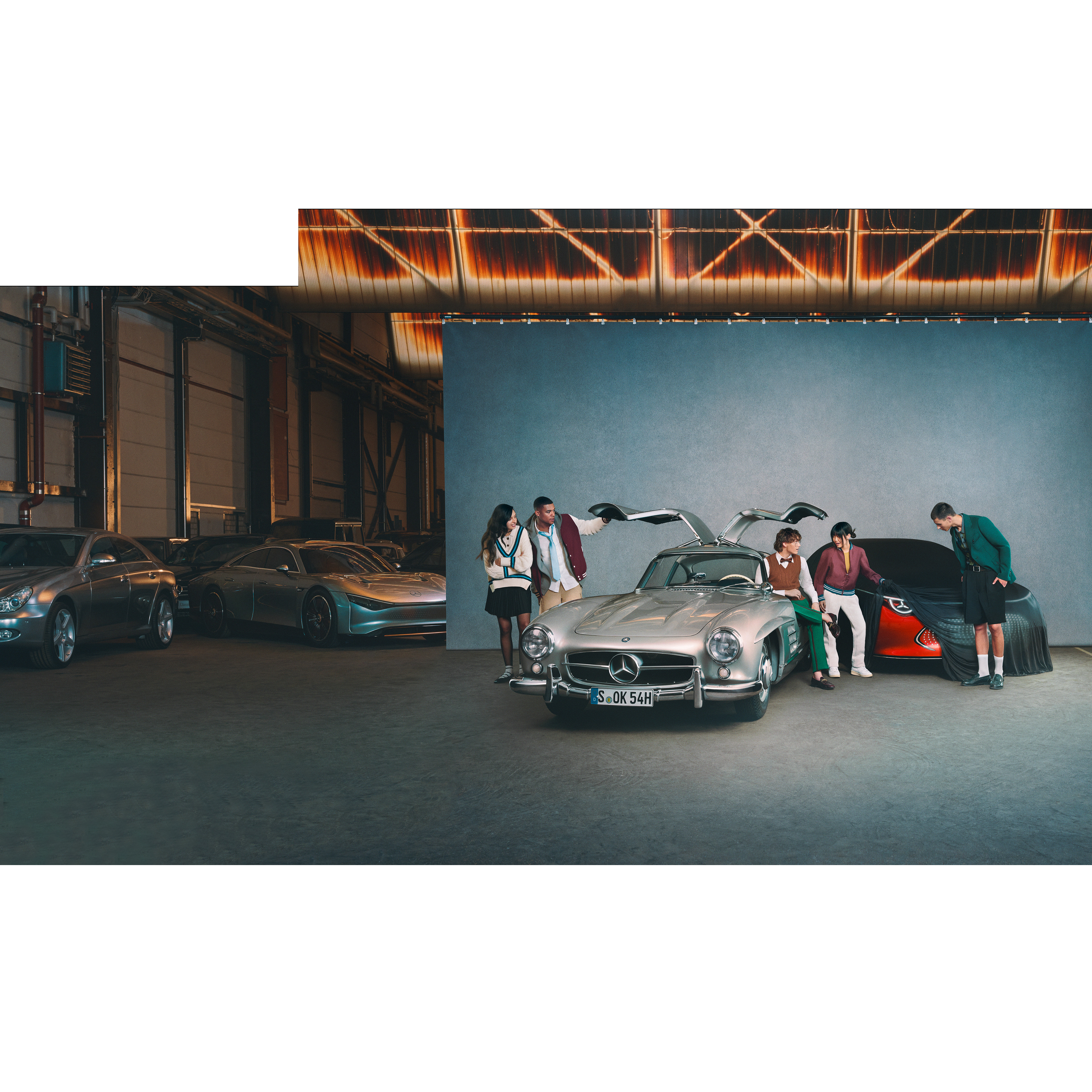 Defining Class | Mercedes-Benz Pohled zpředu na několik vozidel Mercedes-Benz.