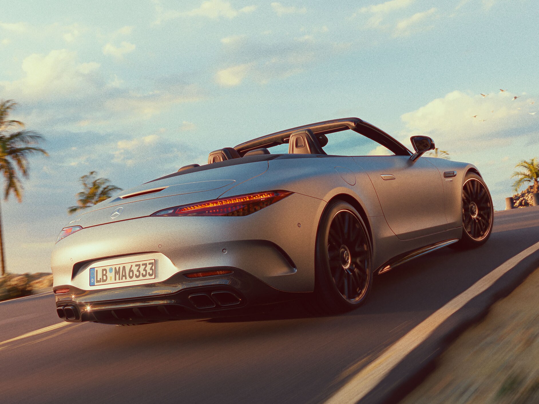 Pohled z&nbsp;boku na Mercedes-AMG SL roadster jedoucí po silnici.