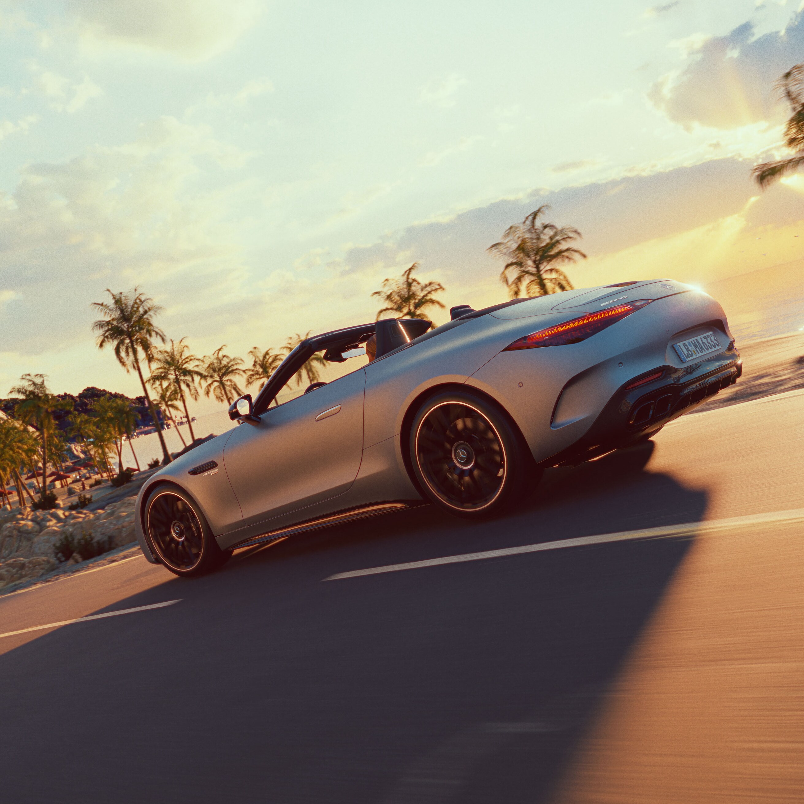 Mercedes-AMG SL roadster při pohledu z&nbsp;boku jedoucí po silnici s&nbsp;palmami v&nbsp;pozadí.