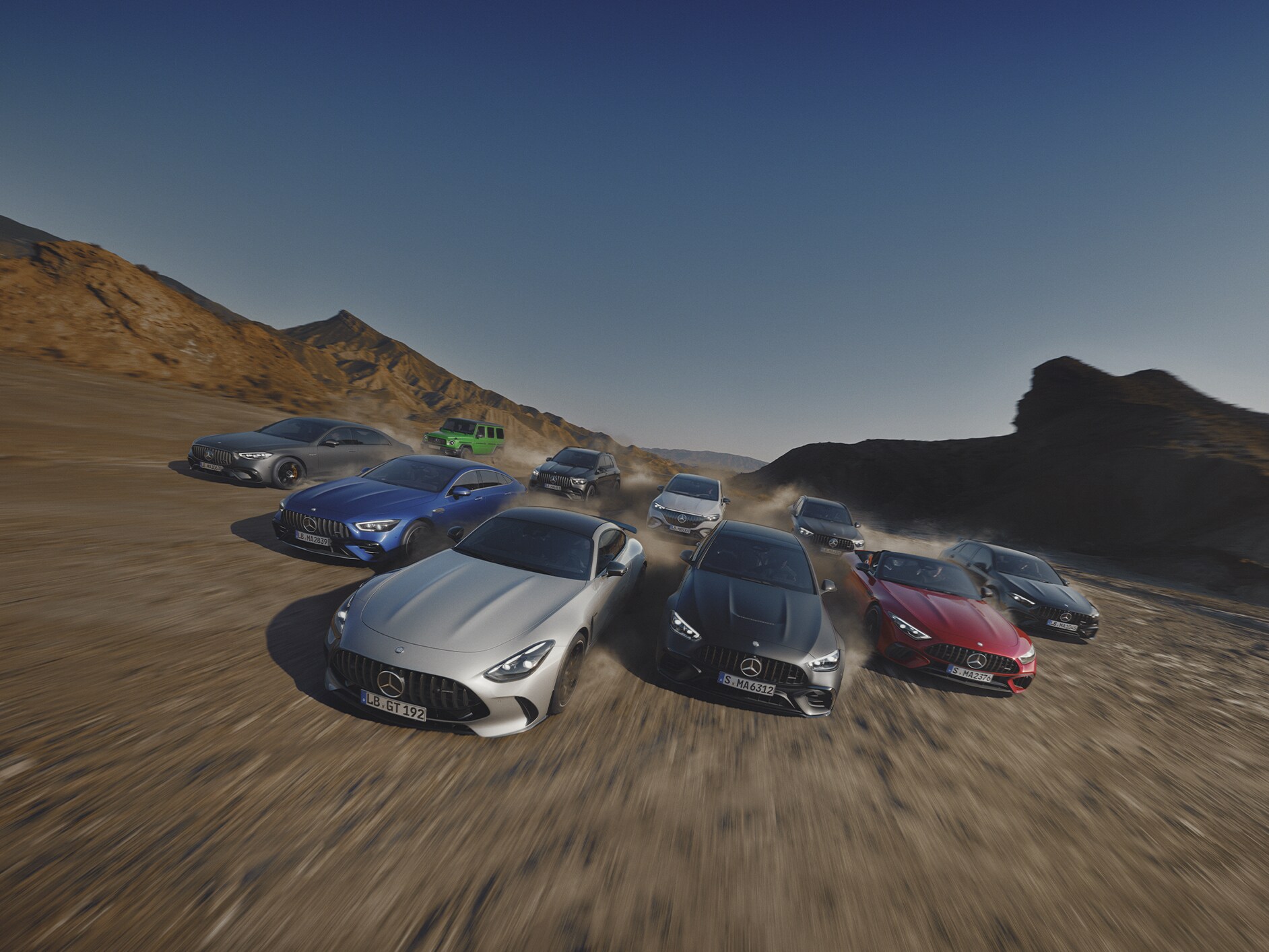 Pohled zepředu na několik vozidel Mercedes-AMG.