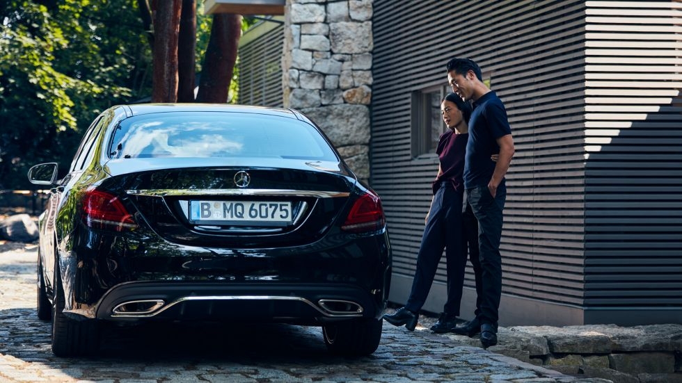 Financování ojetých vozů | Finanční služby | Mercedes-Benz One person with car