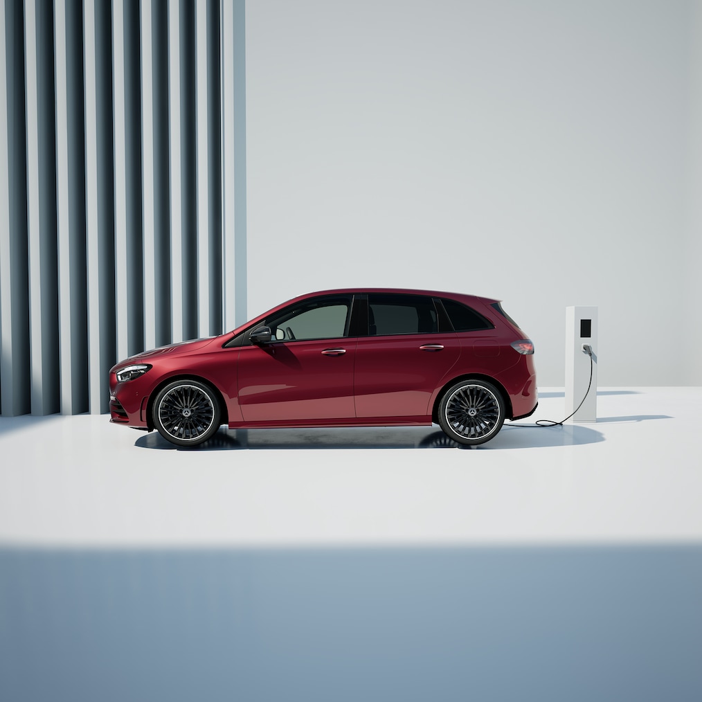 Mercedes-Benz Třídy B plug-in hybrid při nabíjení na veřejné nabíjecí stanici.