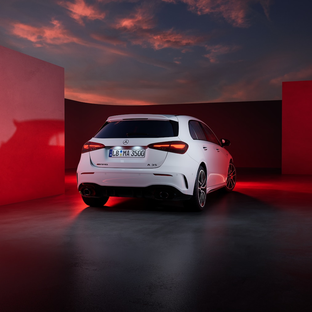 Mercedes-AMG A 35 4MATIC při bočním pohledu zepředu/zezadu.
