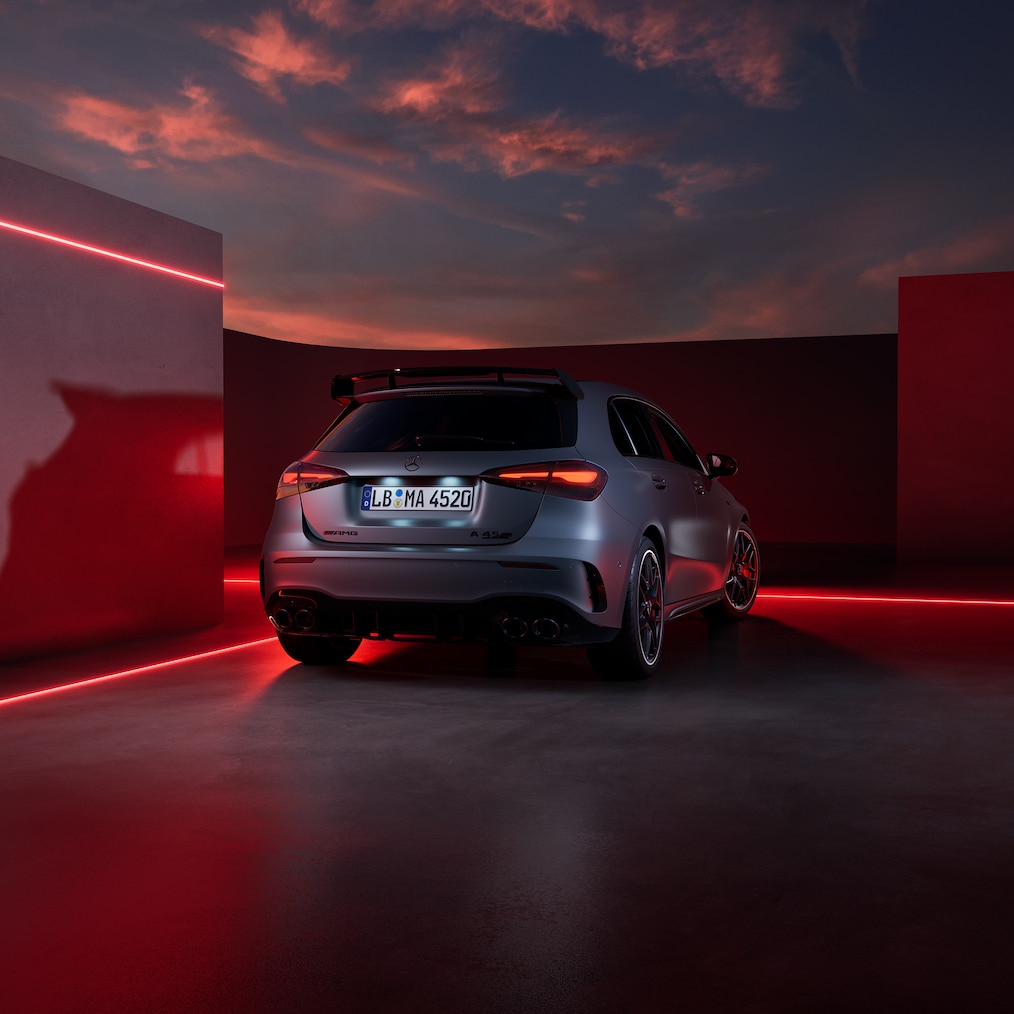 Mercedes-AMG A 45 S 4MATIC+ při bočním pohledu zepředu/zezadu.