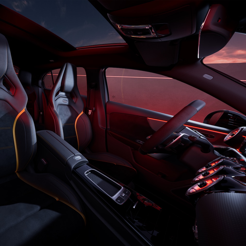Interiér vozidla Mercedes-AMG Třídy A se sedadly a volantem AMG Performance.