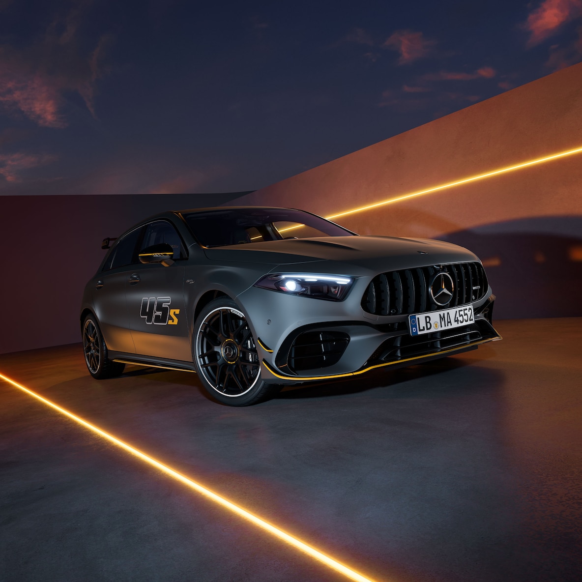 Mercedes-AMG A 45 S 4MATIC+ Final Edition v&nbsp;barevném odstínu MANUFAKTUR šedá mountain MAGNO nebo černá night.