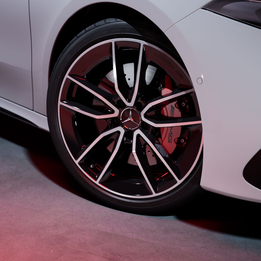 Detailní pohled na kola modelu Mercedes-AMG A 35 4MATIC.