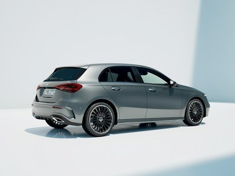 Třída A kompaktní sedan od Mercedes-Benz při bočním pohledu zezadu.