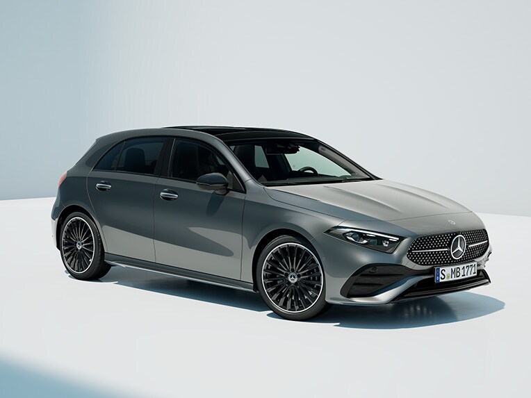 Třída A kompaktní sedan od Mercedes-Benz při pohledu zepředu.