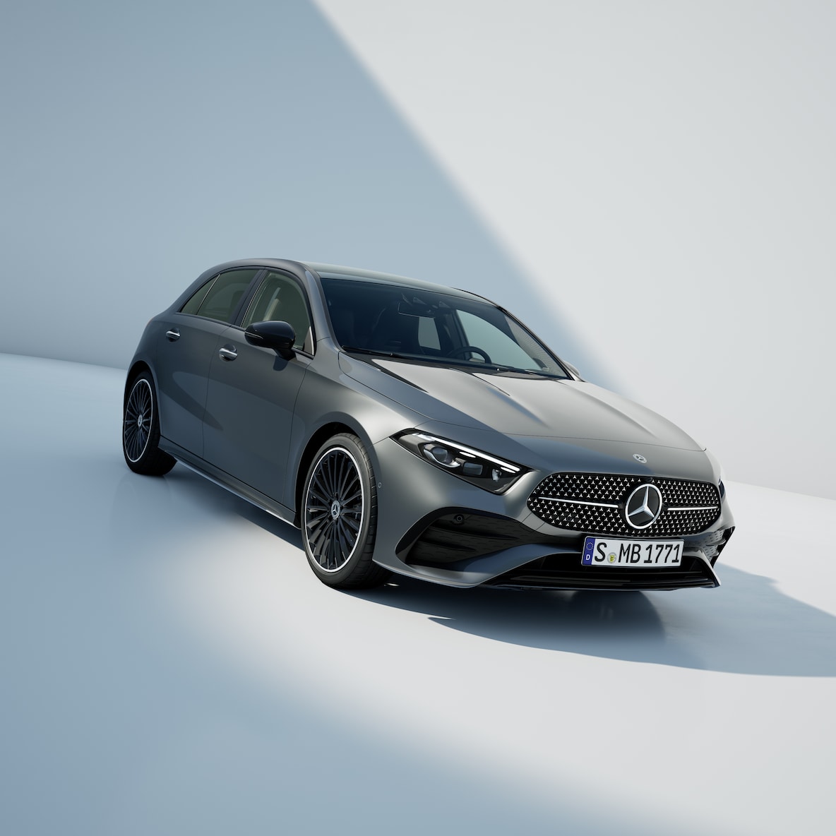 Mercedes-Benz Třídy A při pohledu z boku zepředu.
