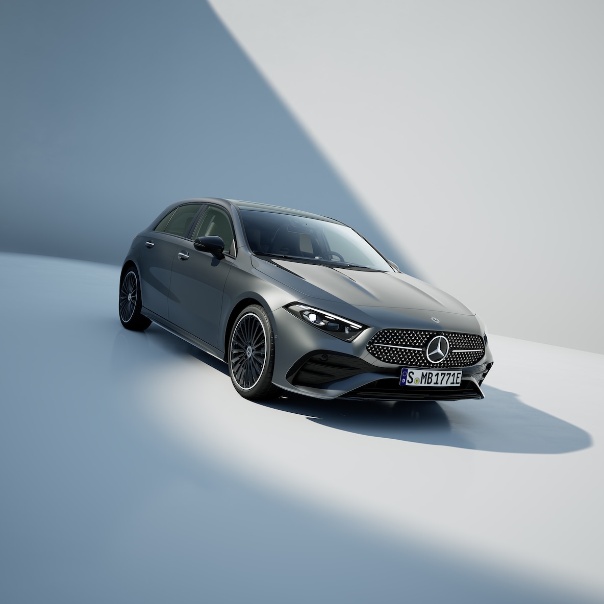 Mercedes-Benz Třídy&nbsp;A při pohledu z&nbsp;boku zepředu.