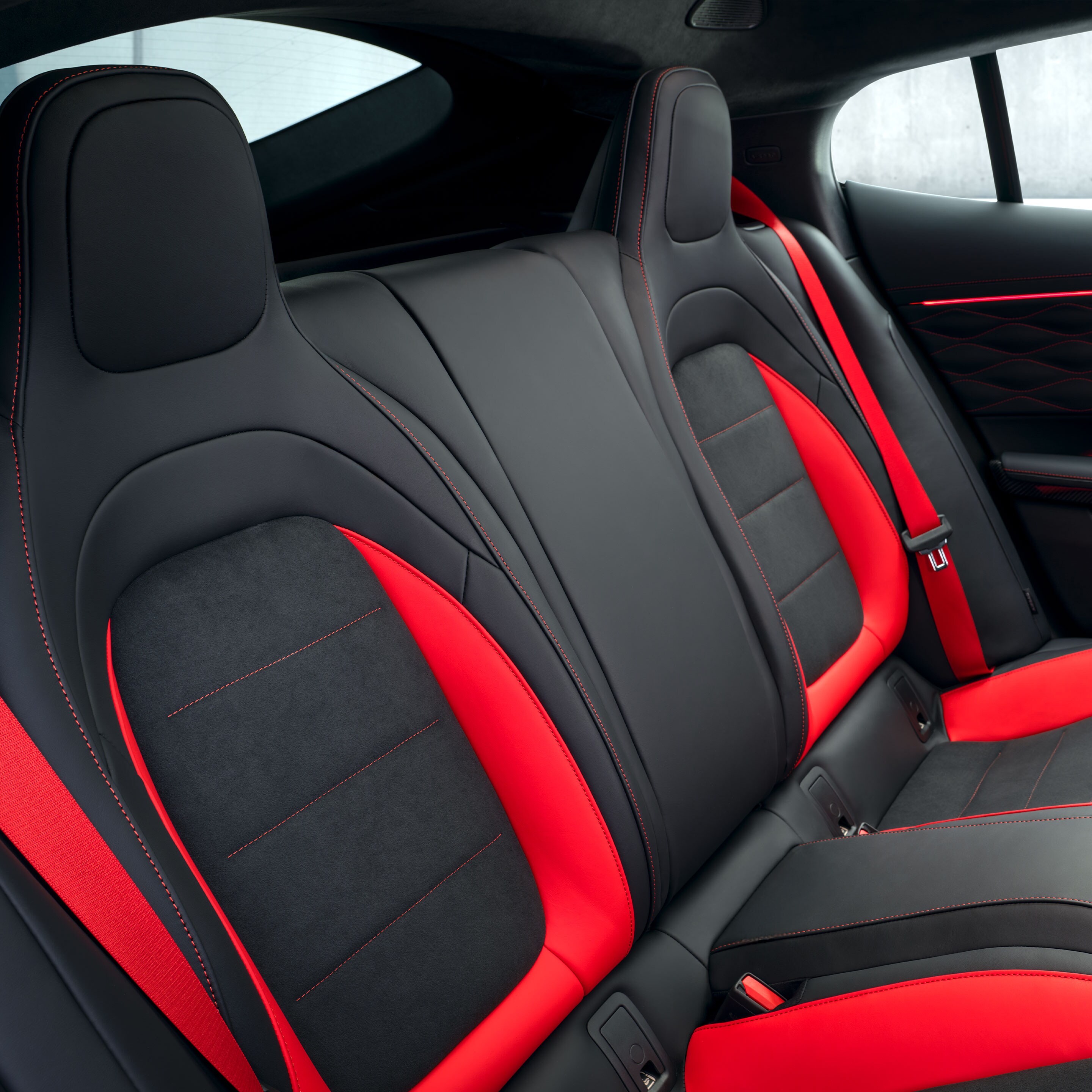 Komfort sezení v&nbsp;zadní části v&nbsp;novém vozidle GT čtyřdveřové kupé od Mercedes-AMG.