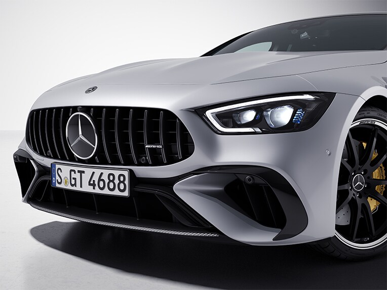 Mercedes-AMG GT čtyřdveřové kupé se sadou AMG carbon exteriér při bočním pohledu zepředu.
