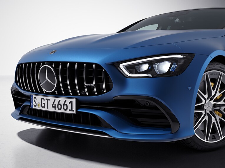Mercedes-AMG GT čtyřdveřové kupé se sadou AMG chrom exteriér při bočním pohledu zepředu.